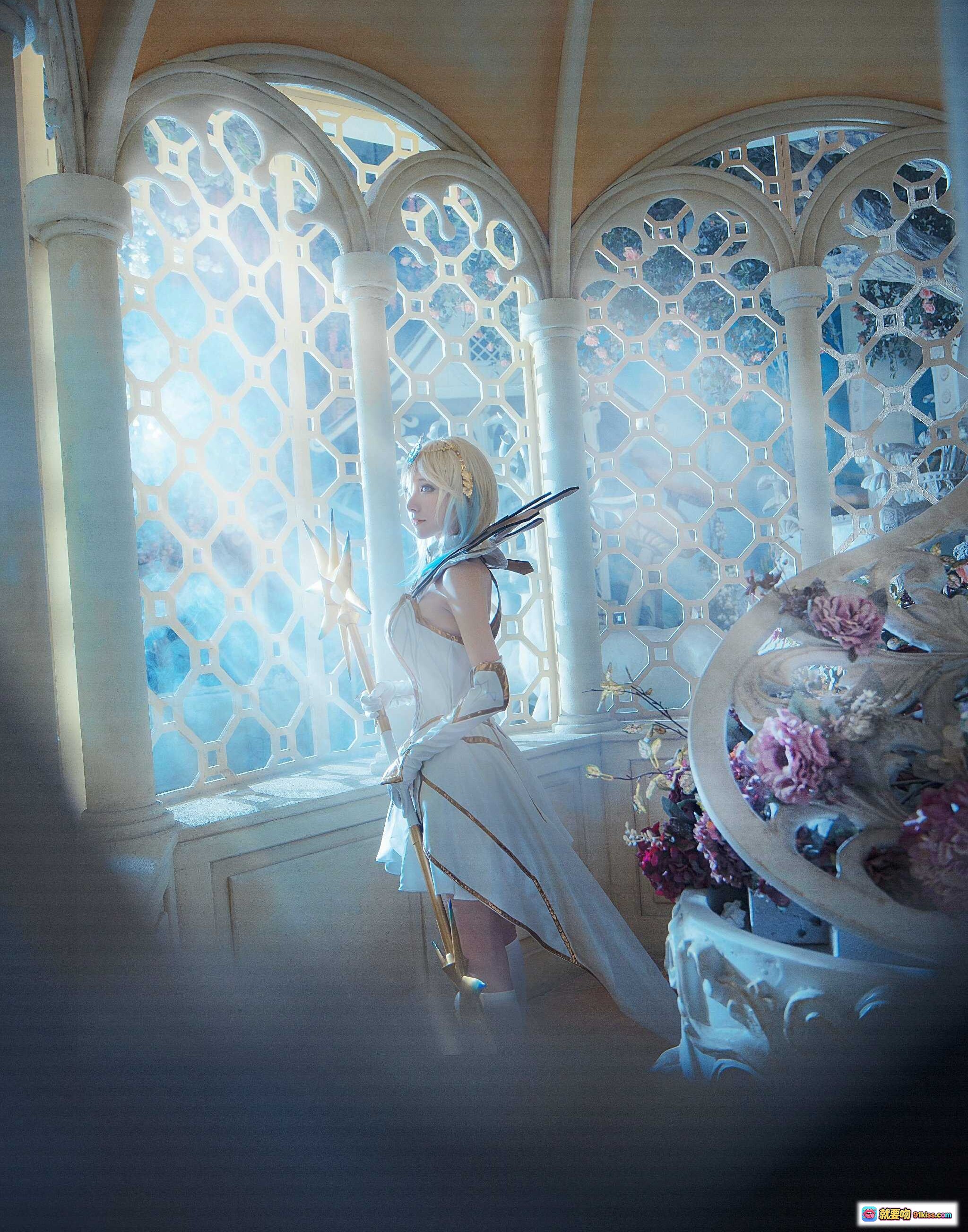 图片[3] - 英雄联盟拉克丝cosplay 精美白色礼服 金色装饰 蓝发少女 手持星芒法杖 唯美场景 梦幻光影 8P高清图集 - 就要吻