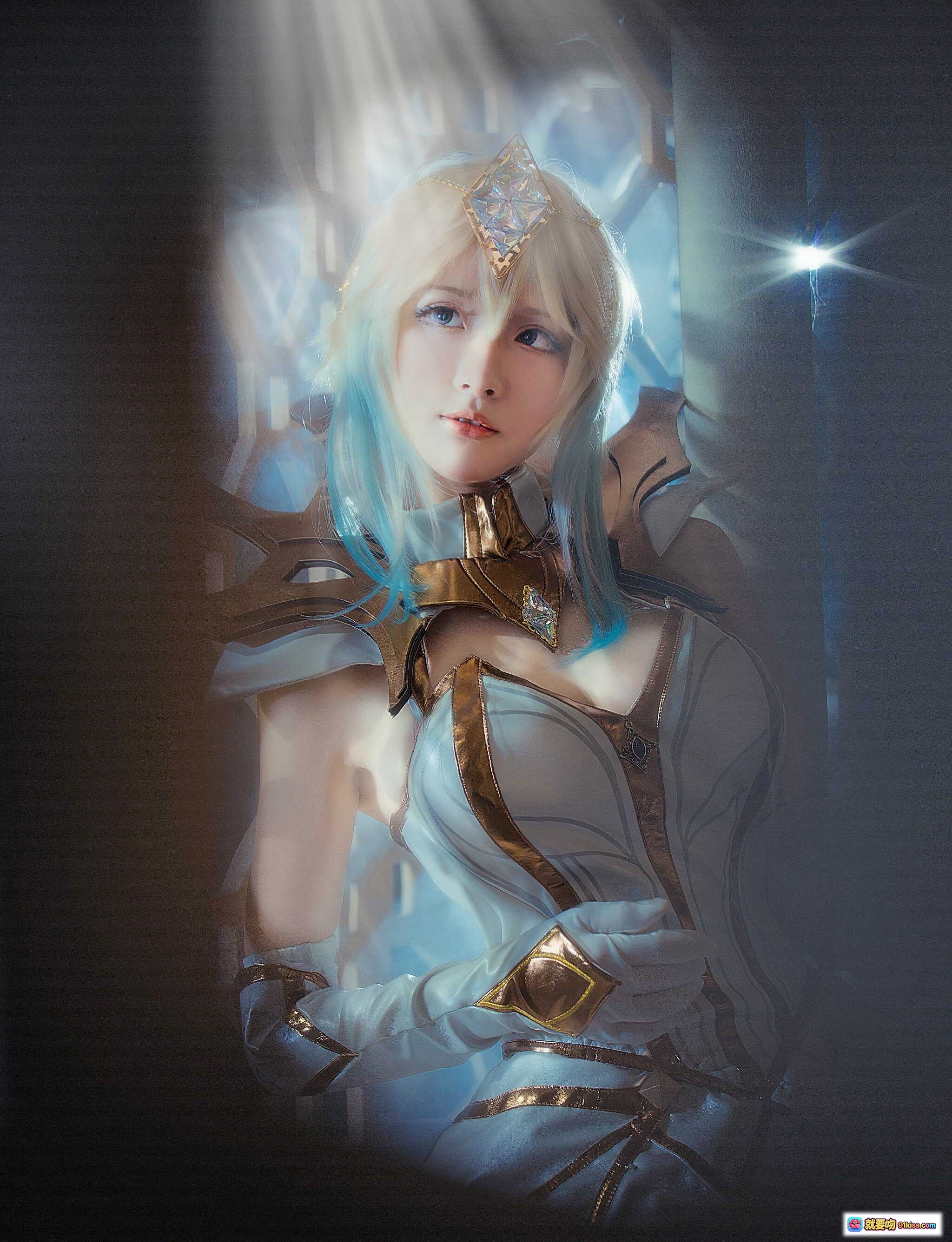 图片[2] - 英雄联盟拉克丝cosplay 精美白色礼服 金色装饰 蓝发少女 手持星芒法杖 唯美场景 梦幻光影 8P高清图集 - 就要吻
