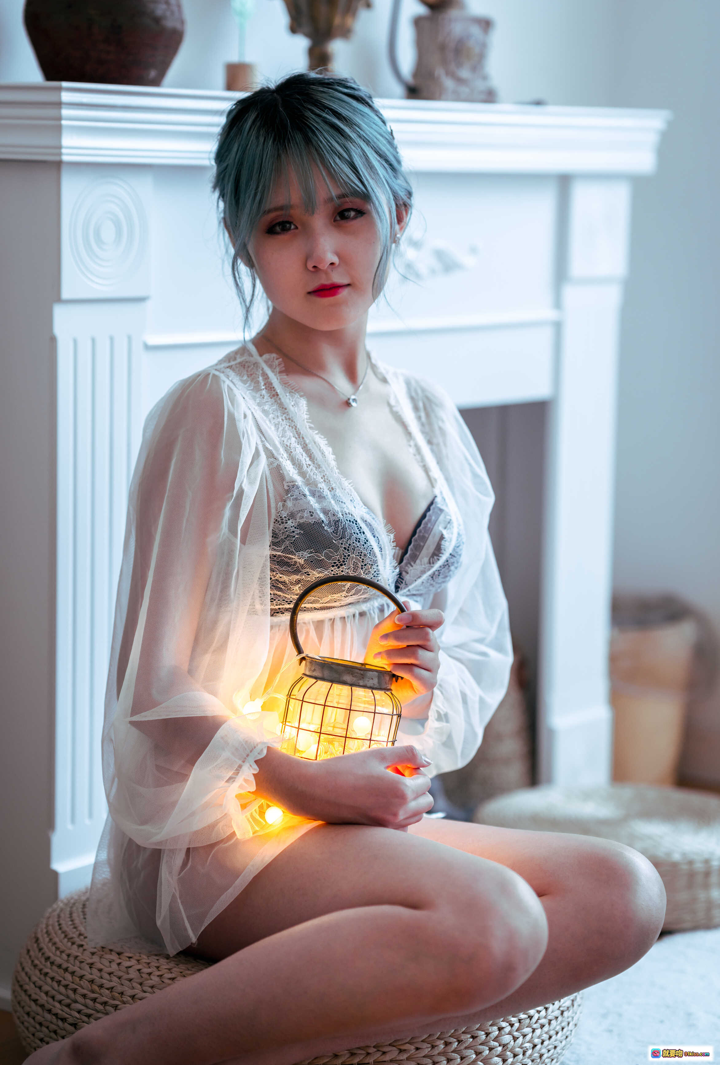 图片[2] - 秋楚楚私房写真调色版 | 白纱透视蕾丝内衣 | 蓝灰发色性感坐姿 | 24P高清美图 - 就要吻