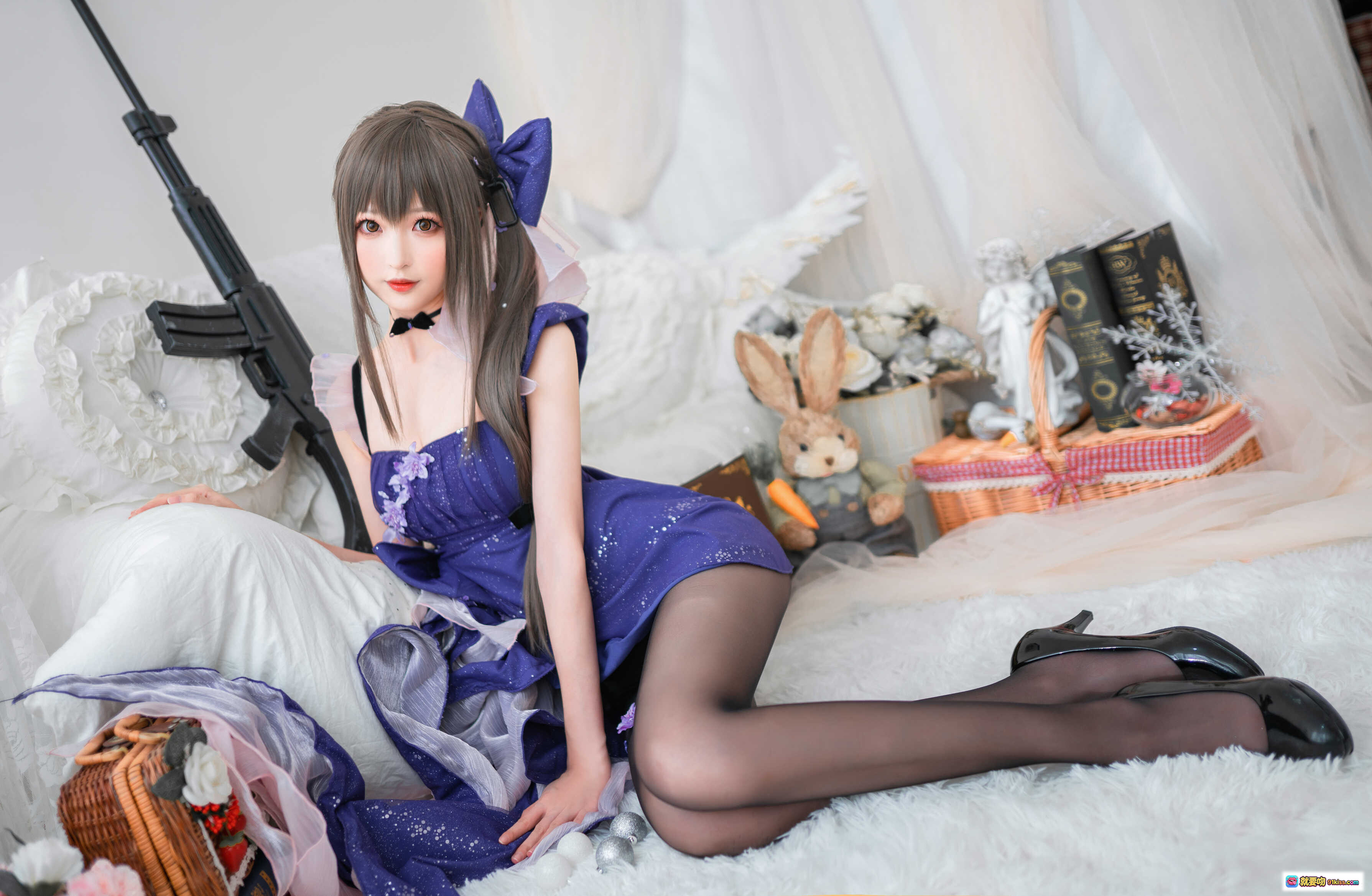 图片[3] - 南宫NO.004 K2 Cosplay写真｜蓝裙少女持枪跪姿｜精致蝴蝶结黑丝美腿｜室内梦幻布景摄影 - 就要吻