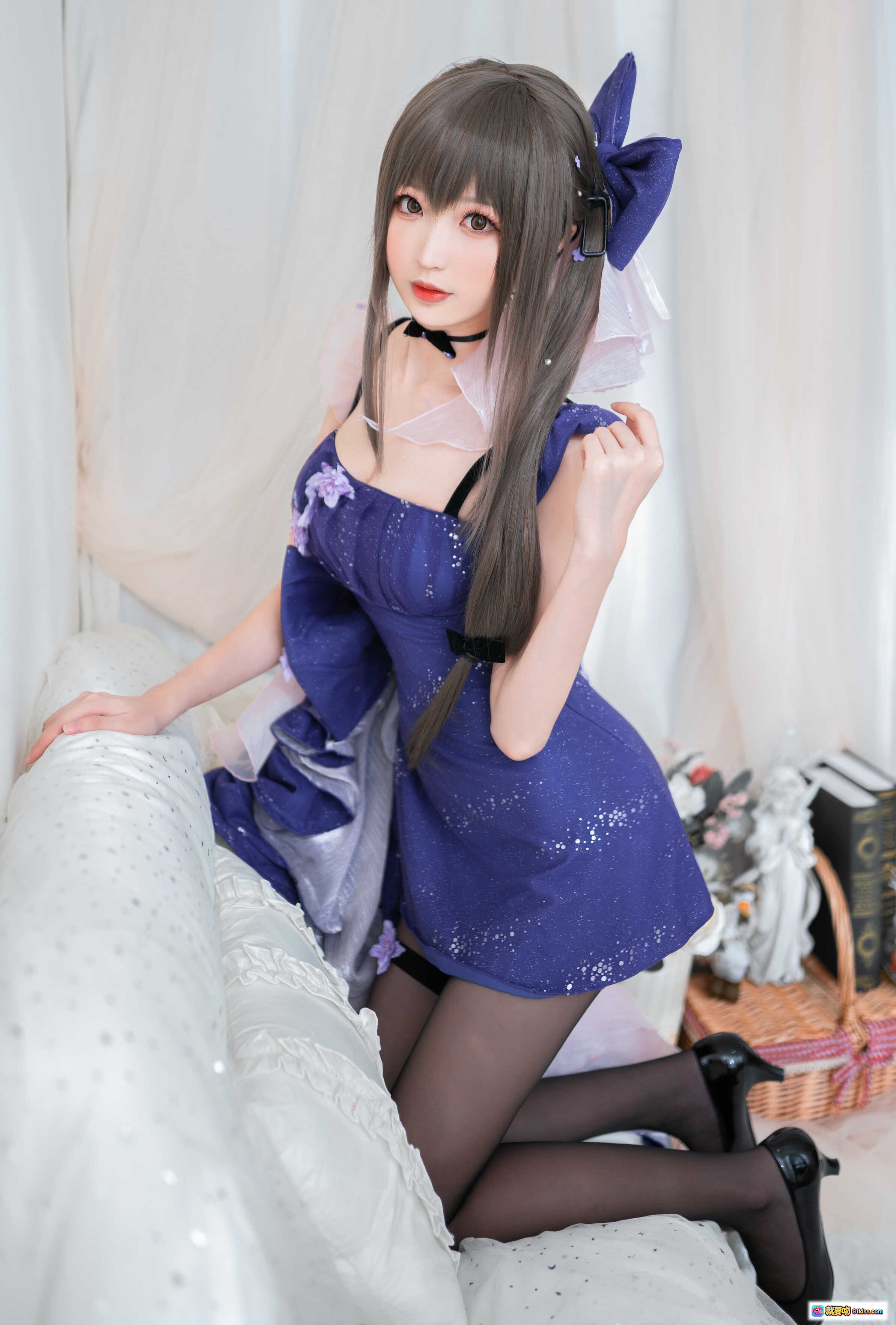图片[6] - 南宫NO.004 K2 Cosplay写真｜蓝裙少女持枪跪姿｜精致蝴蝶结黑丝美腿｜室内梦幻布景摄影 - 就要吻