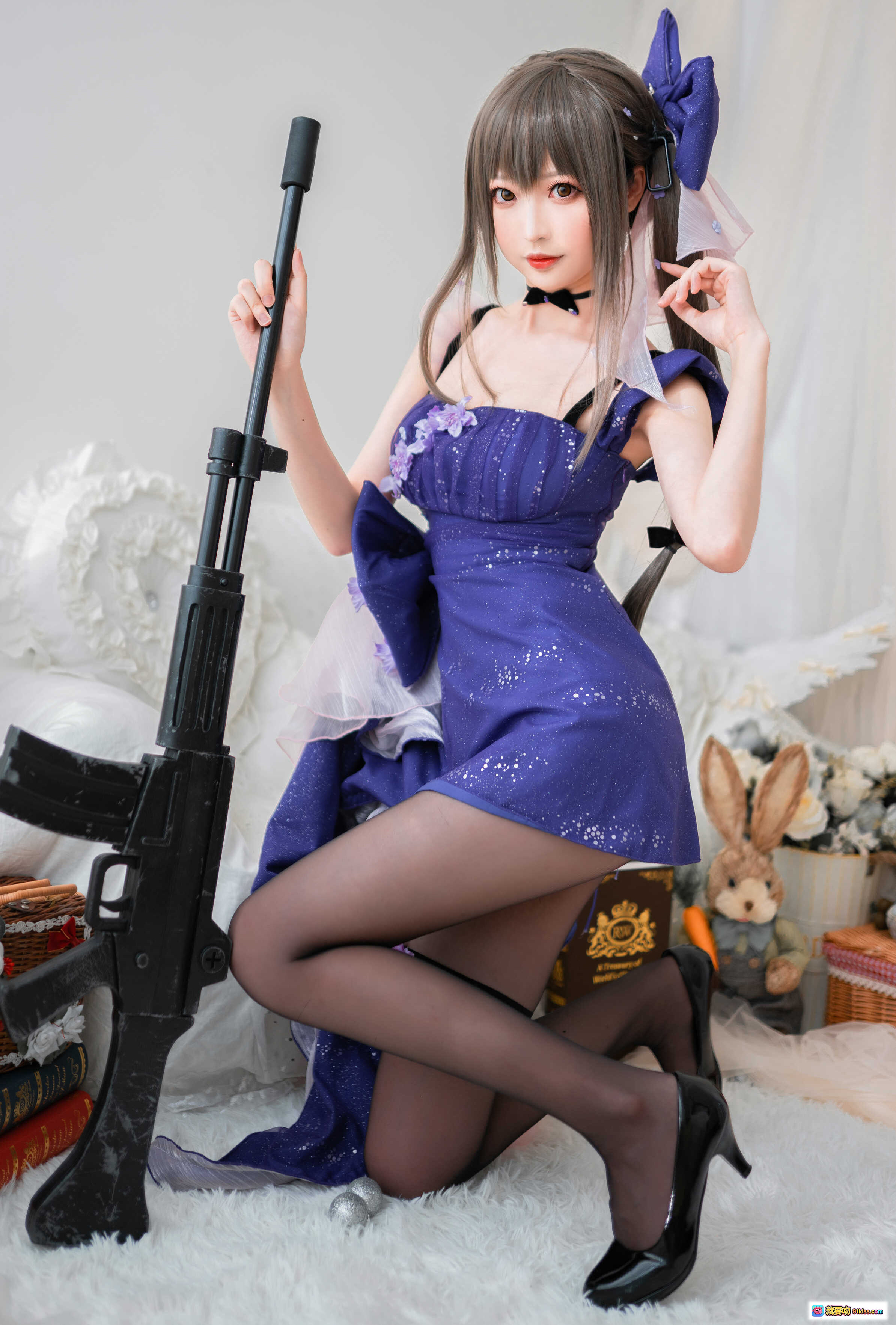 图片[2] - 南宫NO.004 K2 Cosplay写真｜蓝裙少女持枪跪姿｜精致蝴蝶结黑丝美腿｜室内梦幻布景摄影 - 就要吻