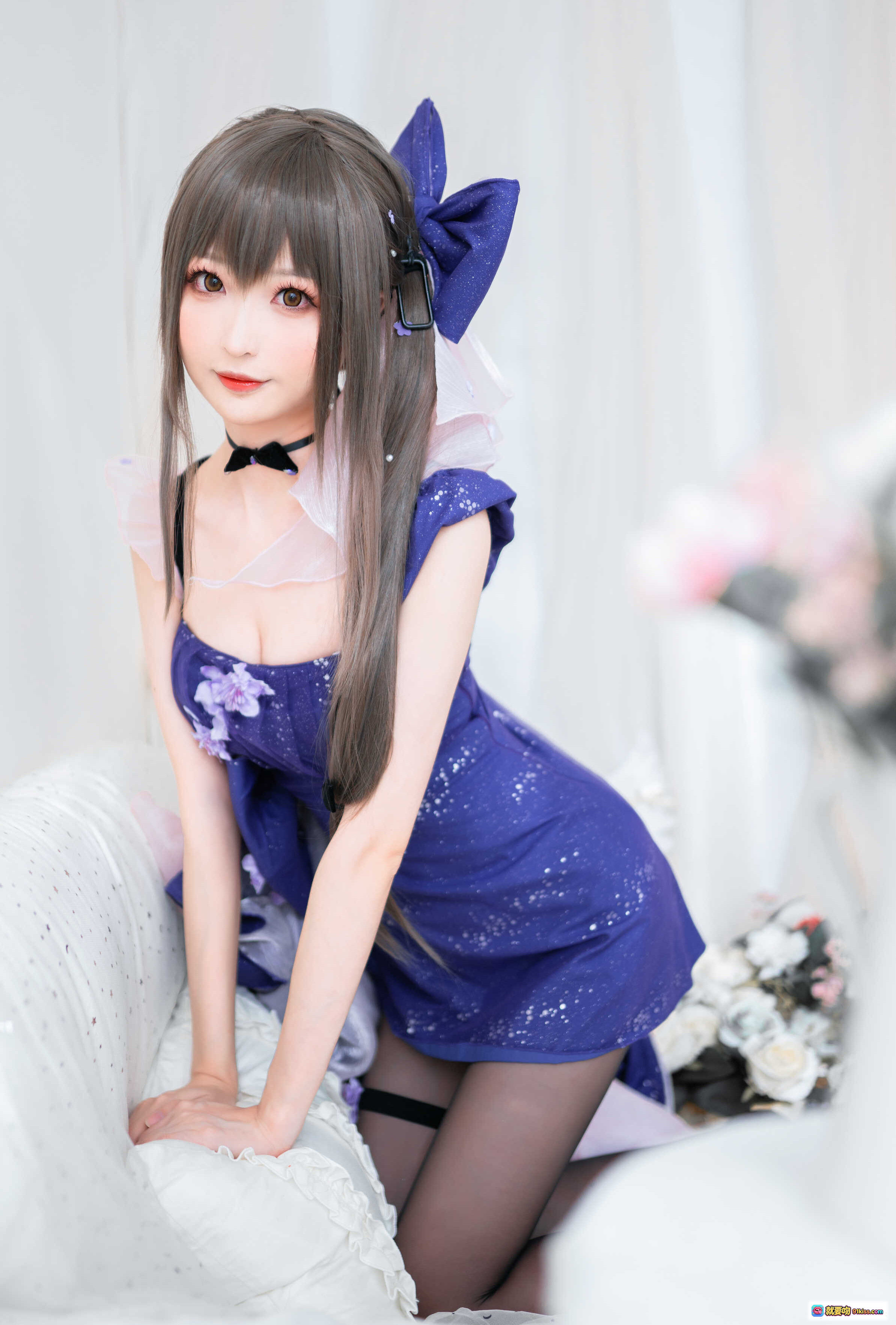图片[5] - 南宫NO.004 K2 Cosplay写真｜蓝裙少女持枪跪姿｜精致蝴蝶结黑丝美腿｜室内梦幻布景摄影 - 就要吻