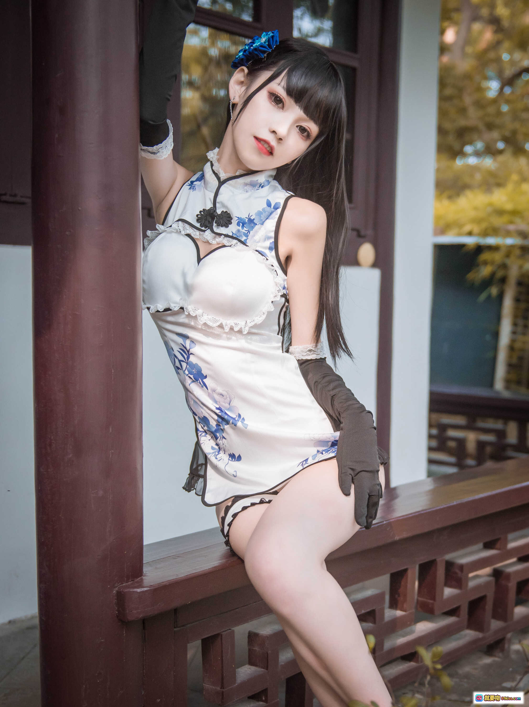 图片[4] - 瓶儿旗袍写真NO.017｜青花瓷元素+蕾丝吊袜带+白丝美腿+石阶外拍｜你的负卿25P高清图集 - 就要吻