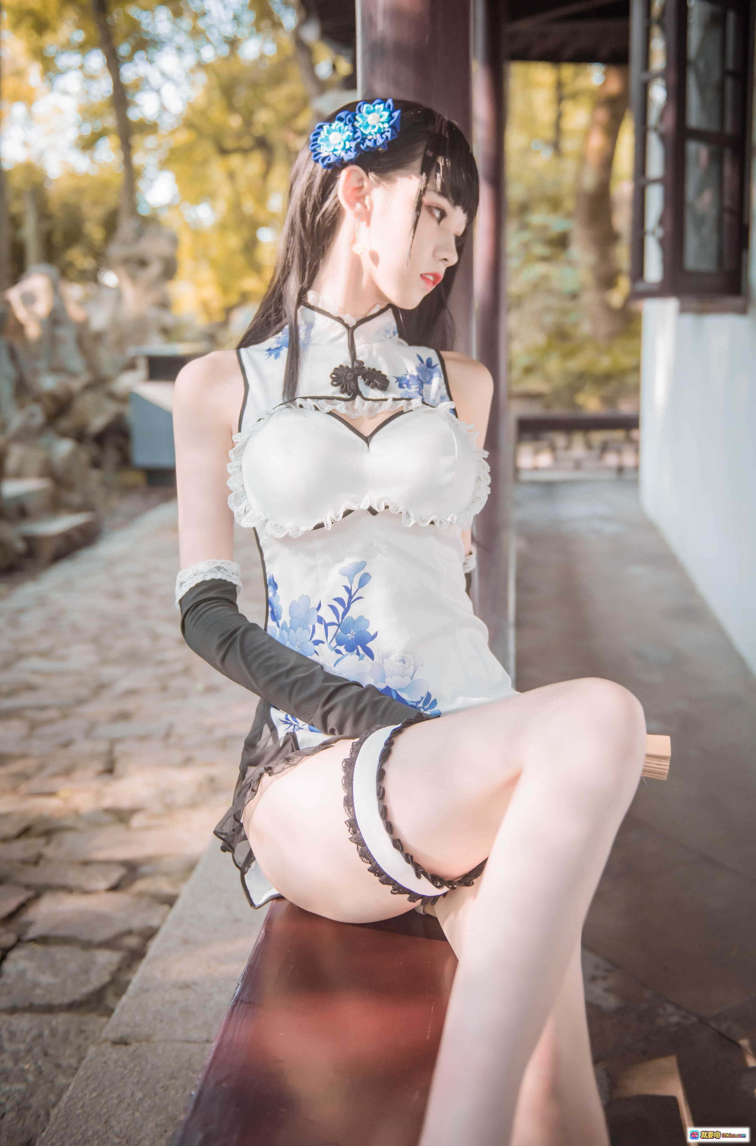 图片[2] - 瓶儿旗袍写真NO.017｜青花瓷元素+蕾丝吊袜带+白丝美腿+石阶外拍｜你的负卿25P高清图集 - 就要吻