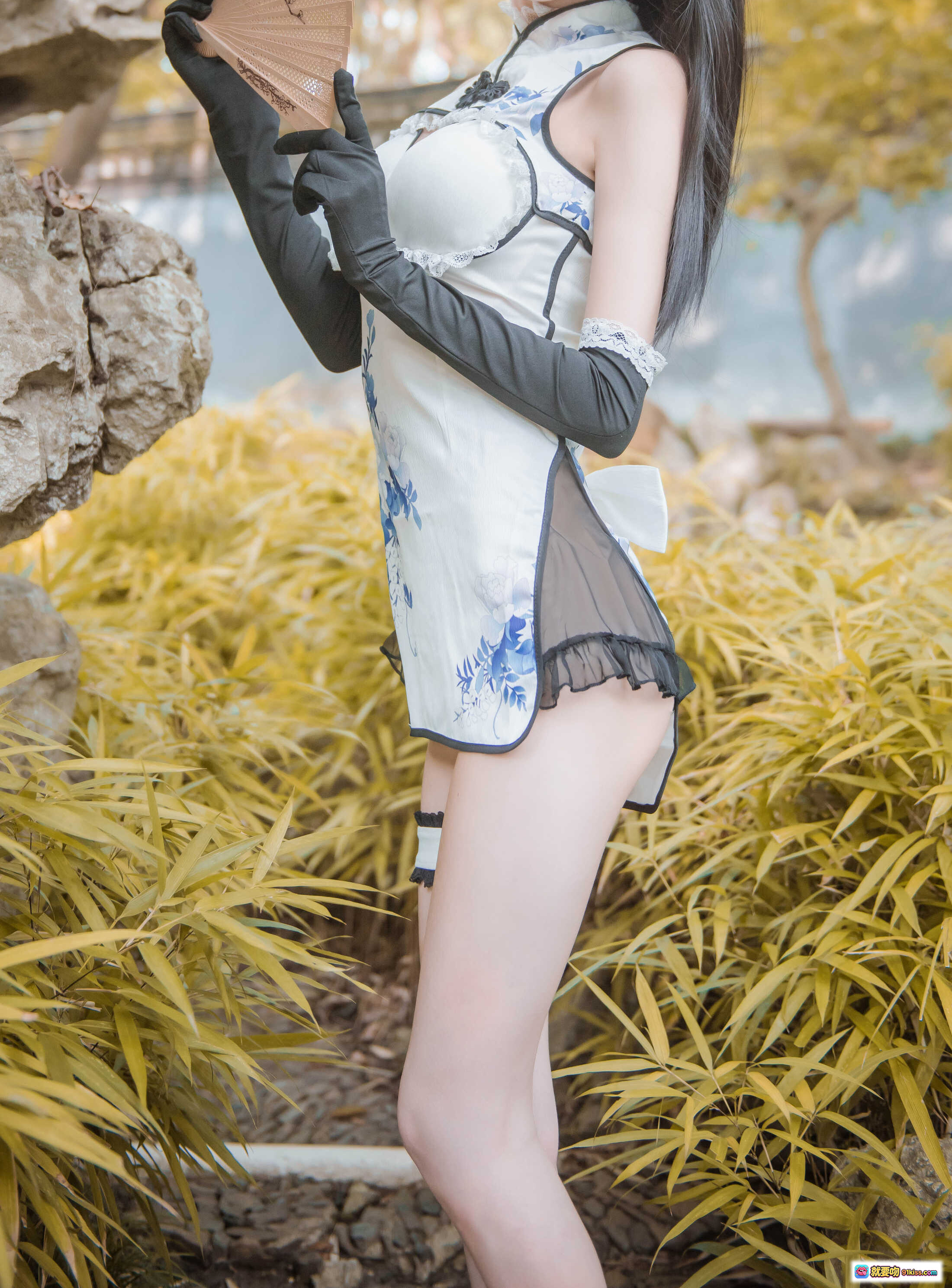 图片[8] - 瓶儿旗袍写真NO.017｜青花瓷元素+蕾丝吊袜带+白丝美腿+石阶外拍｜你的负卿25P高清图集 - 就要吻