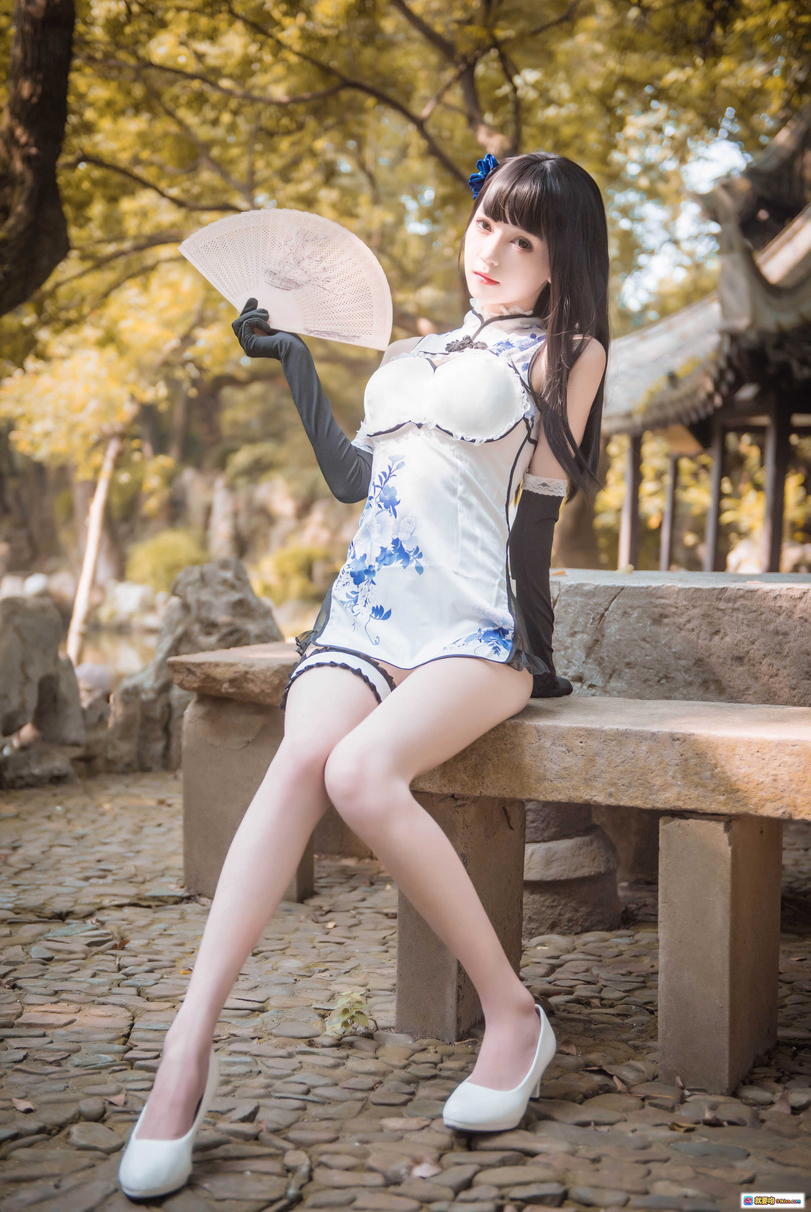 图片[6] - 瓶儿旗袍写真NO.017｜青花瓷元素+蕾丝吊袜带+白丝美腿+石阶外拍｜你的负卿25P高清图集 - 就要吻