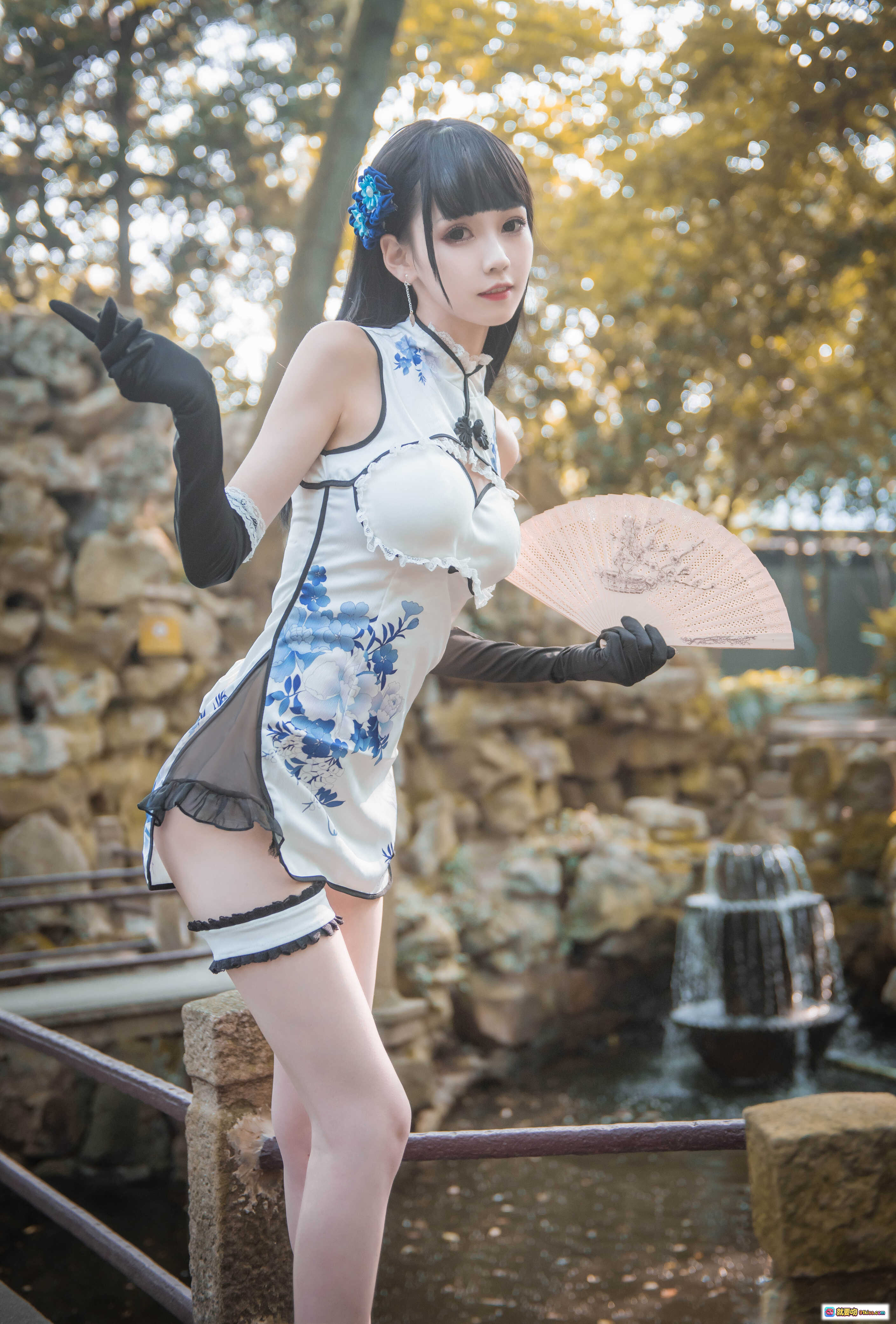 图片[3] - 瓶儿旗袍写真NO.017｜青花瓷元素+蕾丝吊袜带+白丝美腿+石阶外拍｜你的负卿25P高清图集 - 就要吻