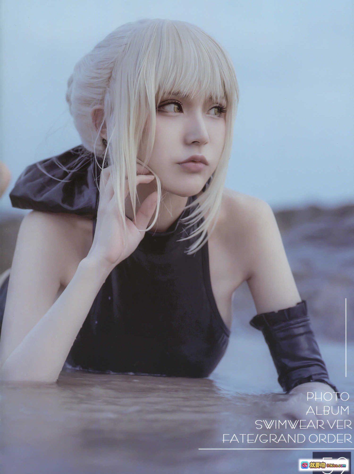 图片[1] - 阿尔托利亚·潘德拉贡泳装版Cosplay写真 | Fate/Grand Order角色扮演 | 海边水下拍摄 | 金发黑衣造型 | 19P高清图集 - 就要吻