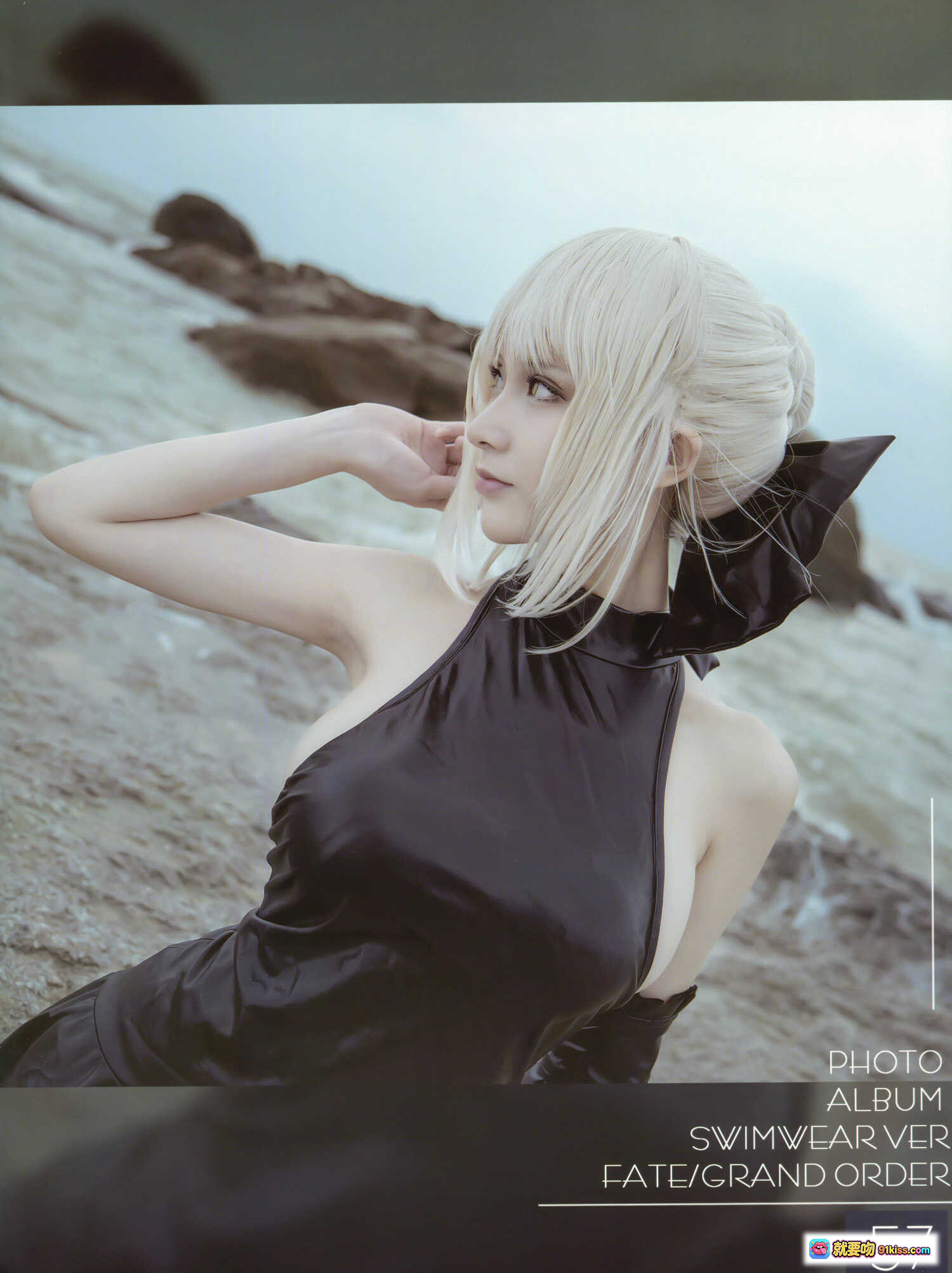 图片[7] - 阿尔托利亚·潘德拉贡泳装版Cosplay写真 | Fate/Grand Order角色扮演 | 海边水下拍摄 | 金发黑衣造型 | 19P高清图集 - 就要吻