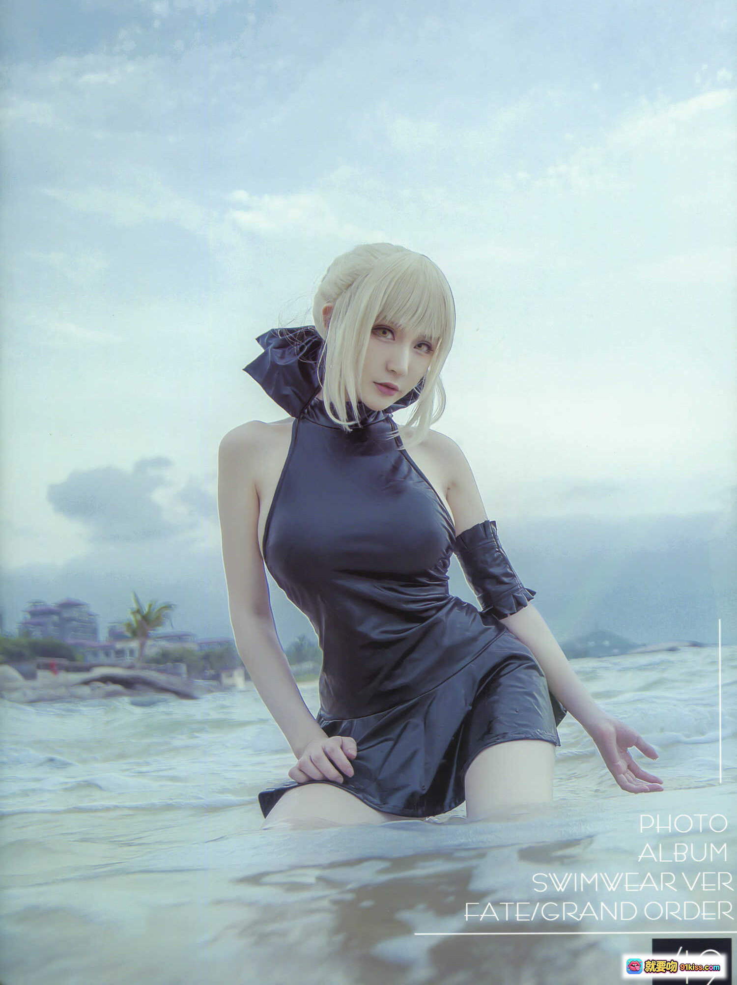 图片[5] - 阿尔托利亚·潘德拉贡泳装版Cosplay写真 | Fate/Grand Order角色扮演 | 海边水下拍摄 | 金发黑衣造型 | 19P高清图集 - 就要吻