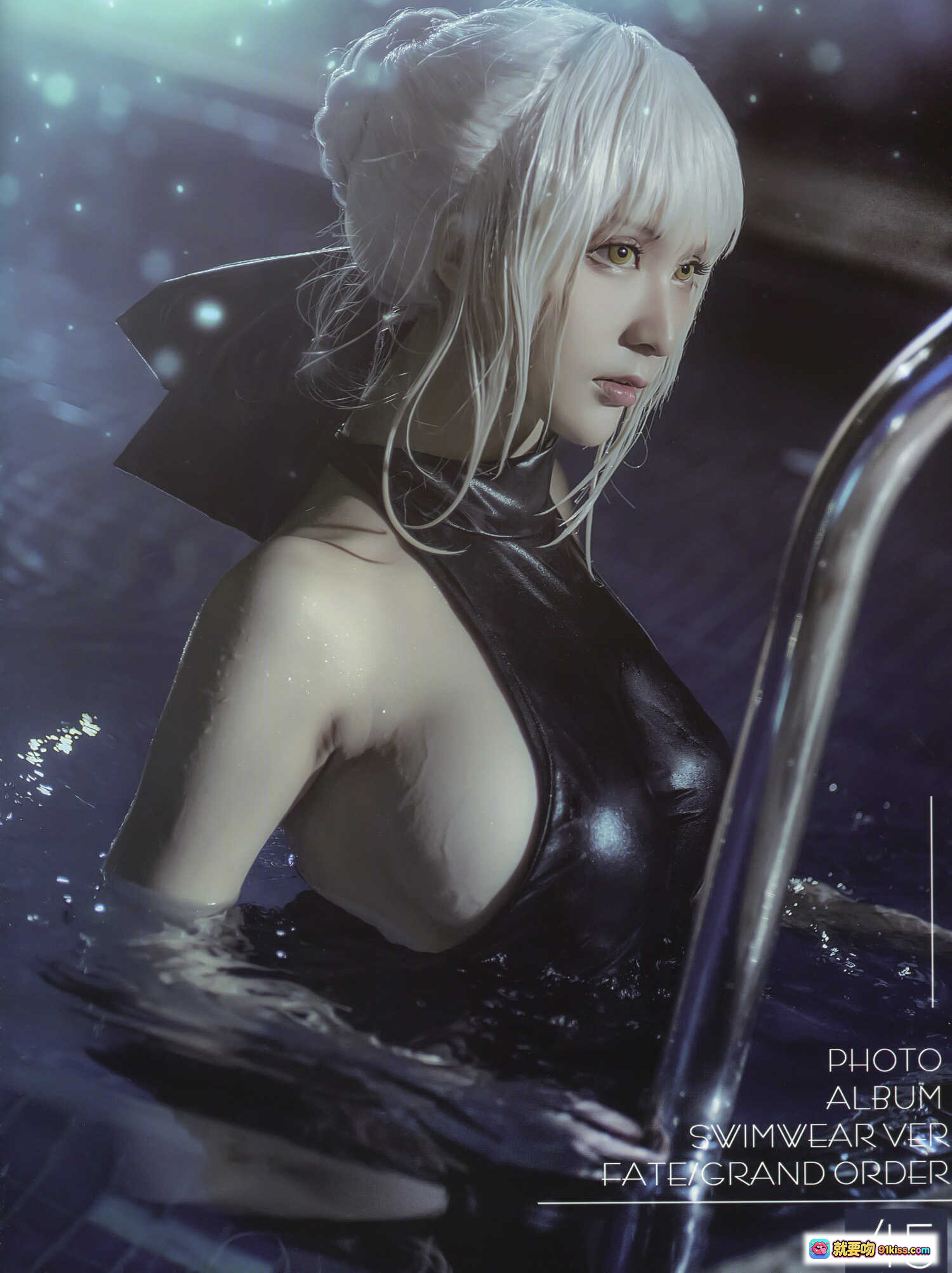 图片[2] - 阿尔托利亚·潘德拉贡泳装版Cosplay写真 | Fate/Grand Order角色扮演 | 海边水下拍摄 | 金发黑衣造型 | 19P高清图集 - 就要吻