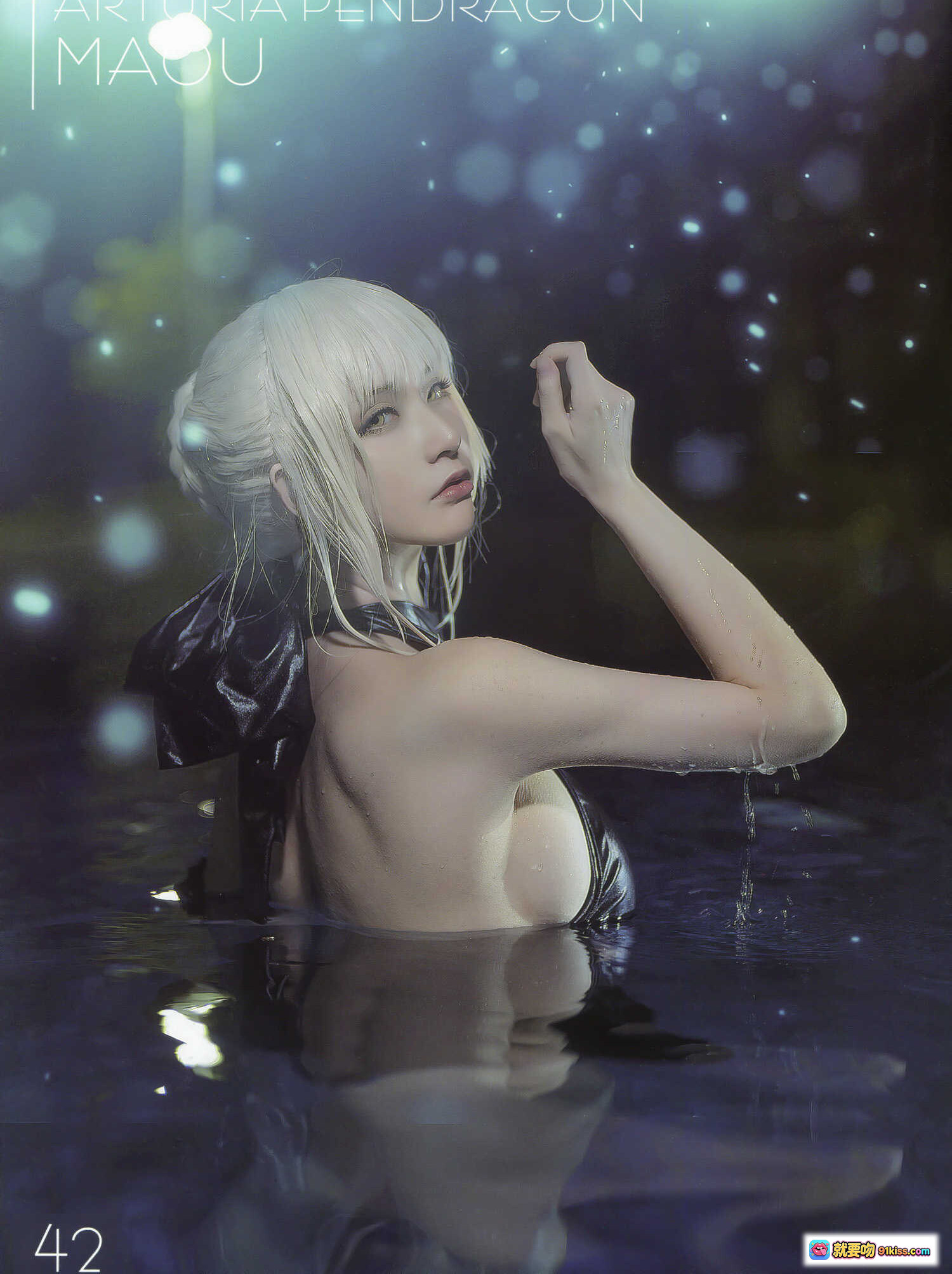 图片[4] - 阿尔托利亚·潘德拉贡泳装版Cosplay写真 | Fate/Grand Order角色扮演 | 海边水下拍摄 | 金发黑衣造型 | 19P高清图集 - 就要吻