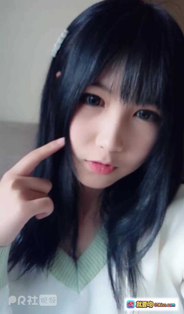 图片[8] - 逐月SU黑长直少女写真｜温柔眼神+白色发夹+V领毛衣｜清新自然风格美图 - 就要吻