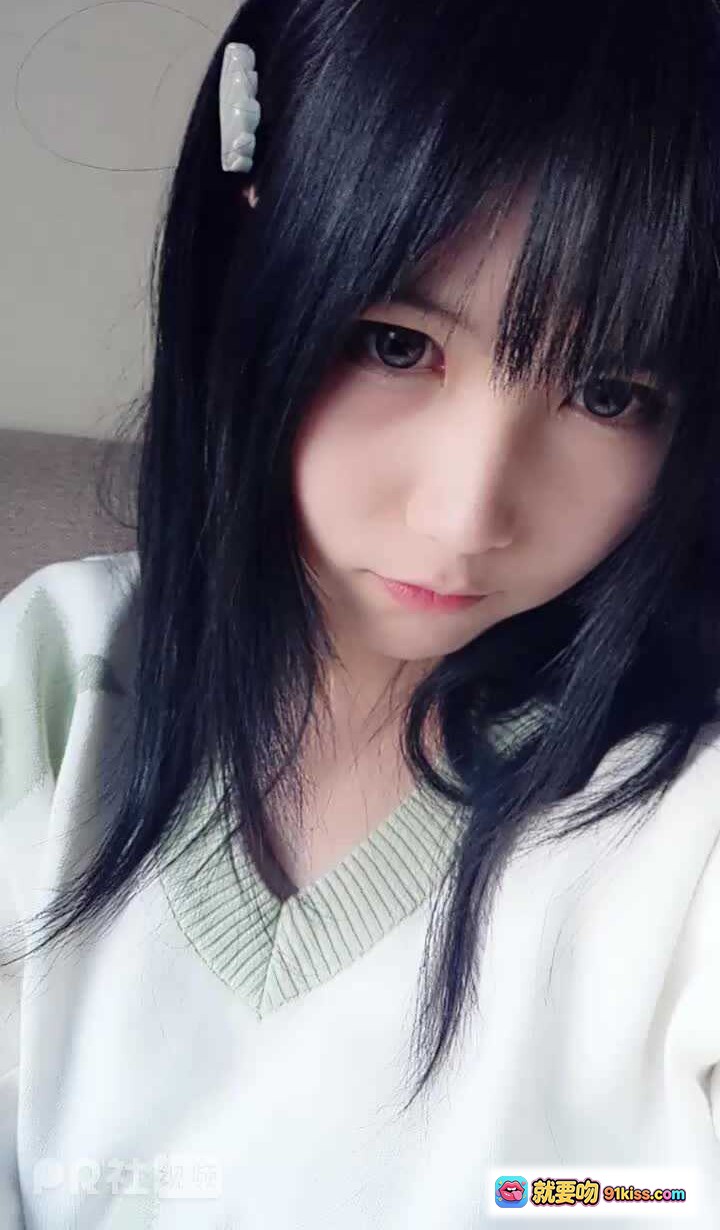 图片[10] - 逐月SU黑长直少女写真｜温柔眼神+白色发夹+V领毛衣｜清新自然风格美图 - 就要吻