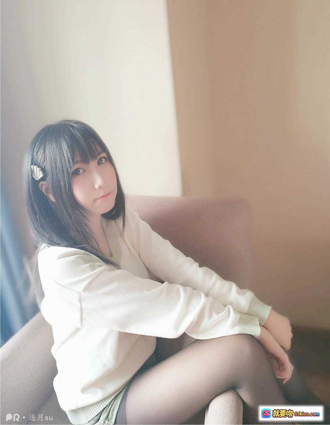 图片[4] - 逐月SU黑长直少女写真｜温柔眼神+白色发夹+V领毛衣｜清新自然风格美图 - 就要吻