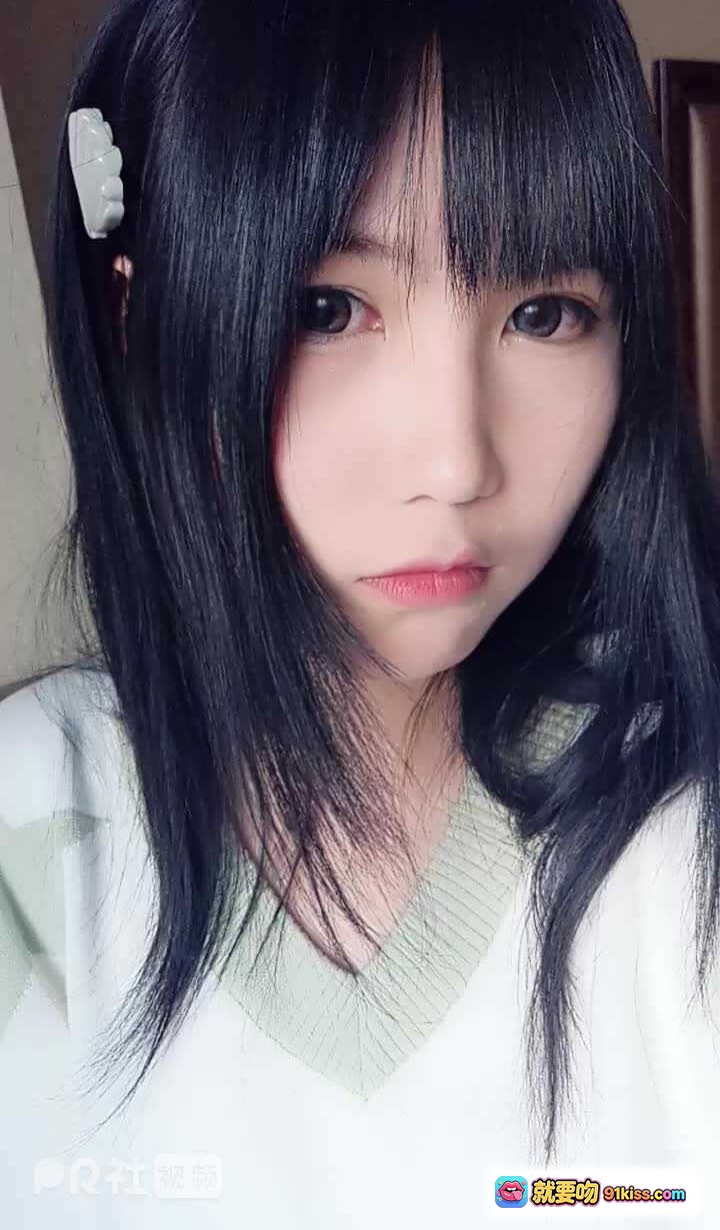 逐月SU黑长直少女写真｜温柔眼神+白色发夹+V领毛衣｜清新自然风格美图 - 就要吻