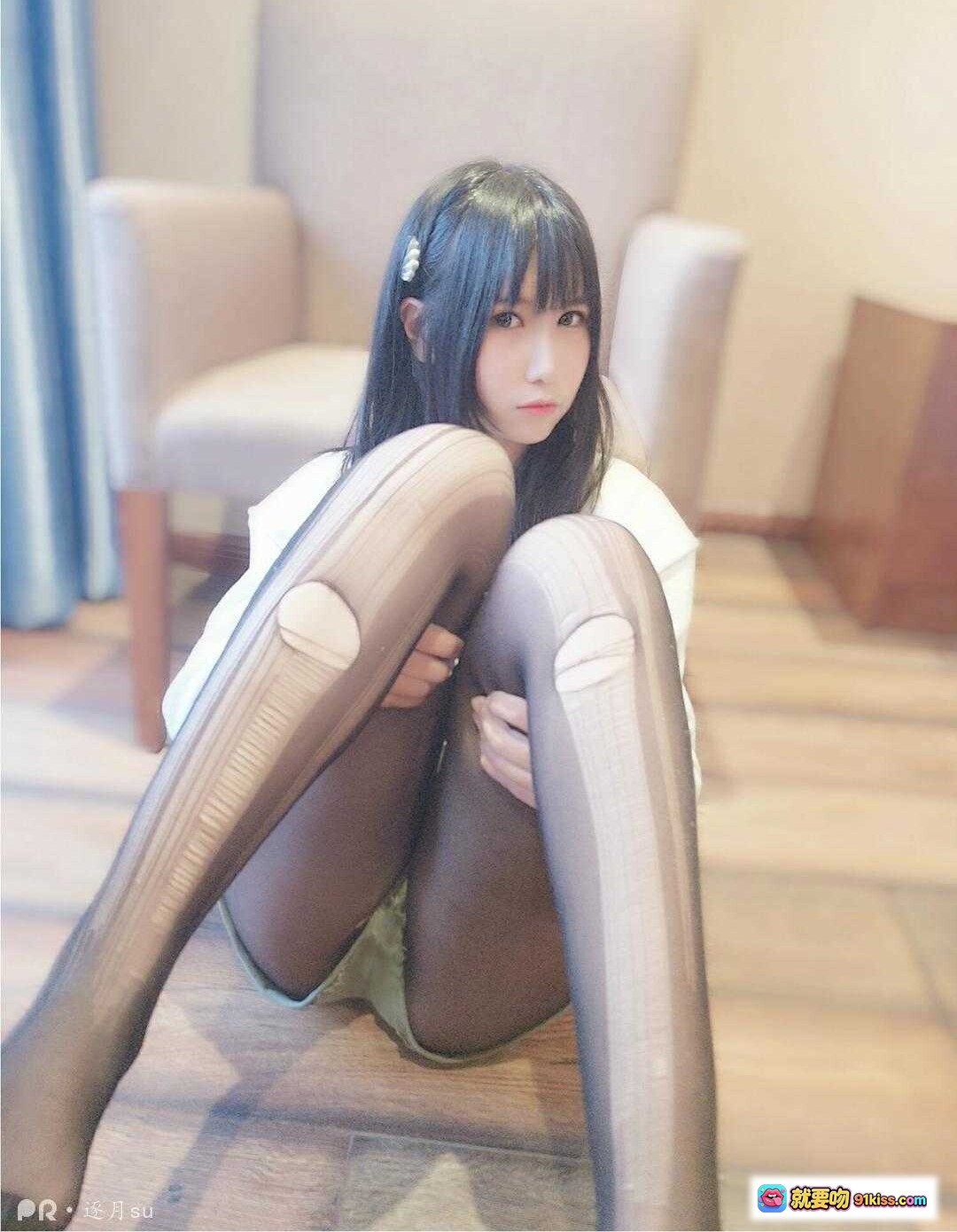 图片[3] - 逐月SU黑长直少女写真｜温柔眼神+白色发夹+V领毛衣｜清新自然风格美图 - 就要吻