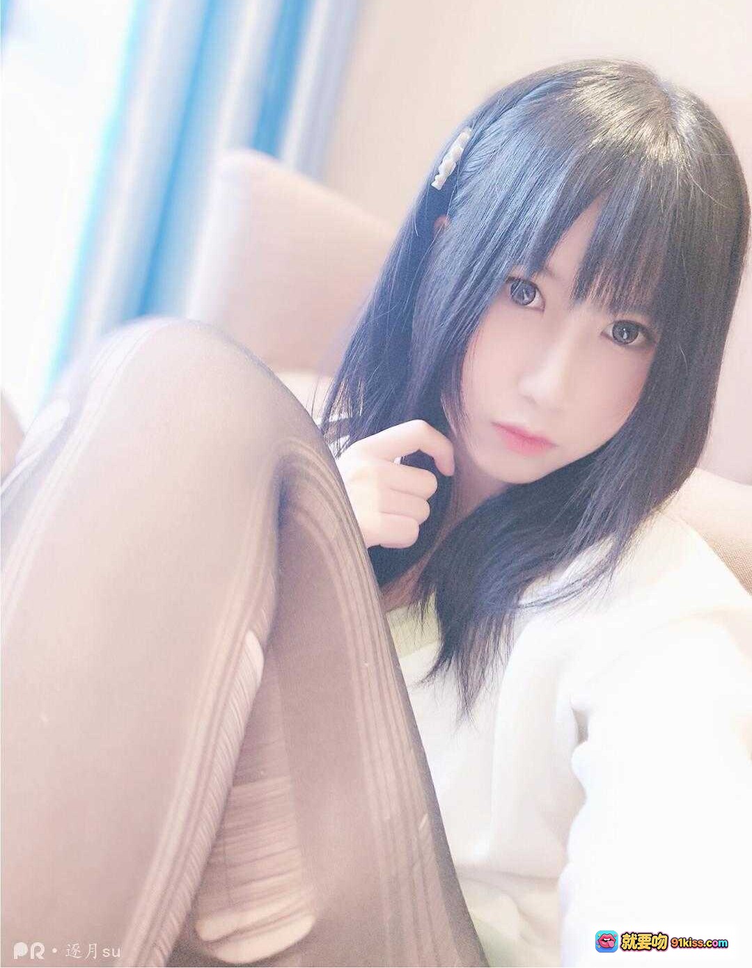 图片[2] - 逐月SU黑长直少女写真｜温柔眼神+白色发夹+V领毛衣｜清新自然风格美图 - 就要吻