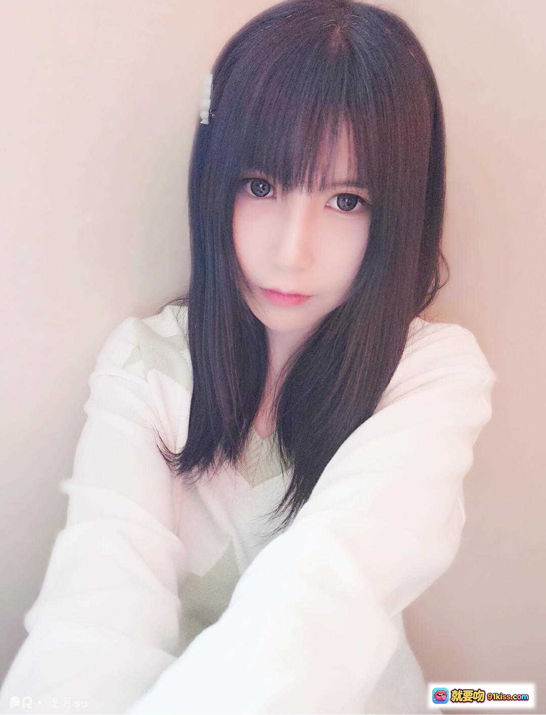 图片[7] - 逐月SU黑长直少女写真｜温柔眼神+白色发夹+V领毛衣｜清新自然风格美图 - 就要吻