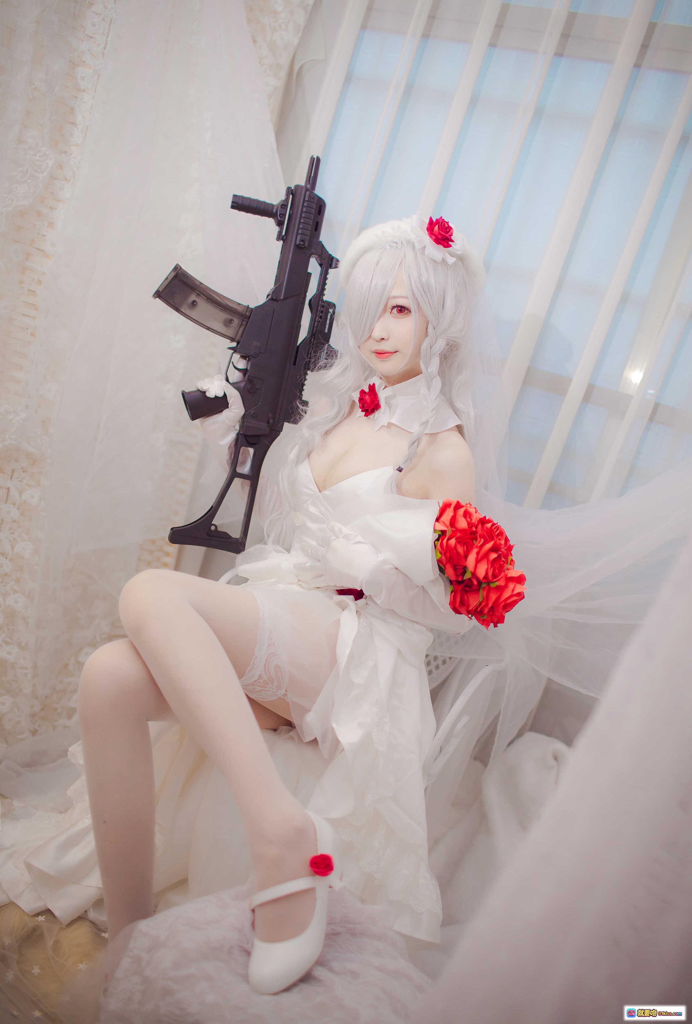 图片[5] - 南宫NO.003 G36C 白发红花新娘装 cosplay写真 柔光蕾丝窗帘梦幻场景 精致妆容长裙礼服 优雅坐姿氛围感大片 - 就要吻