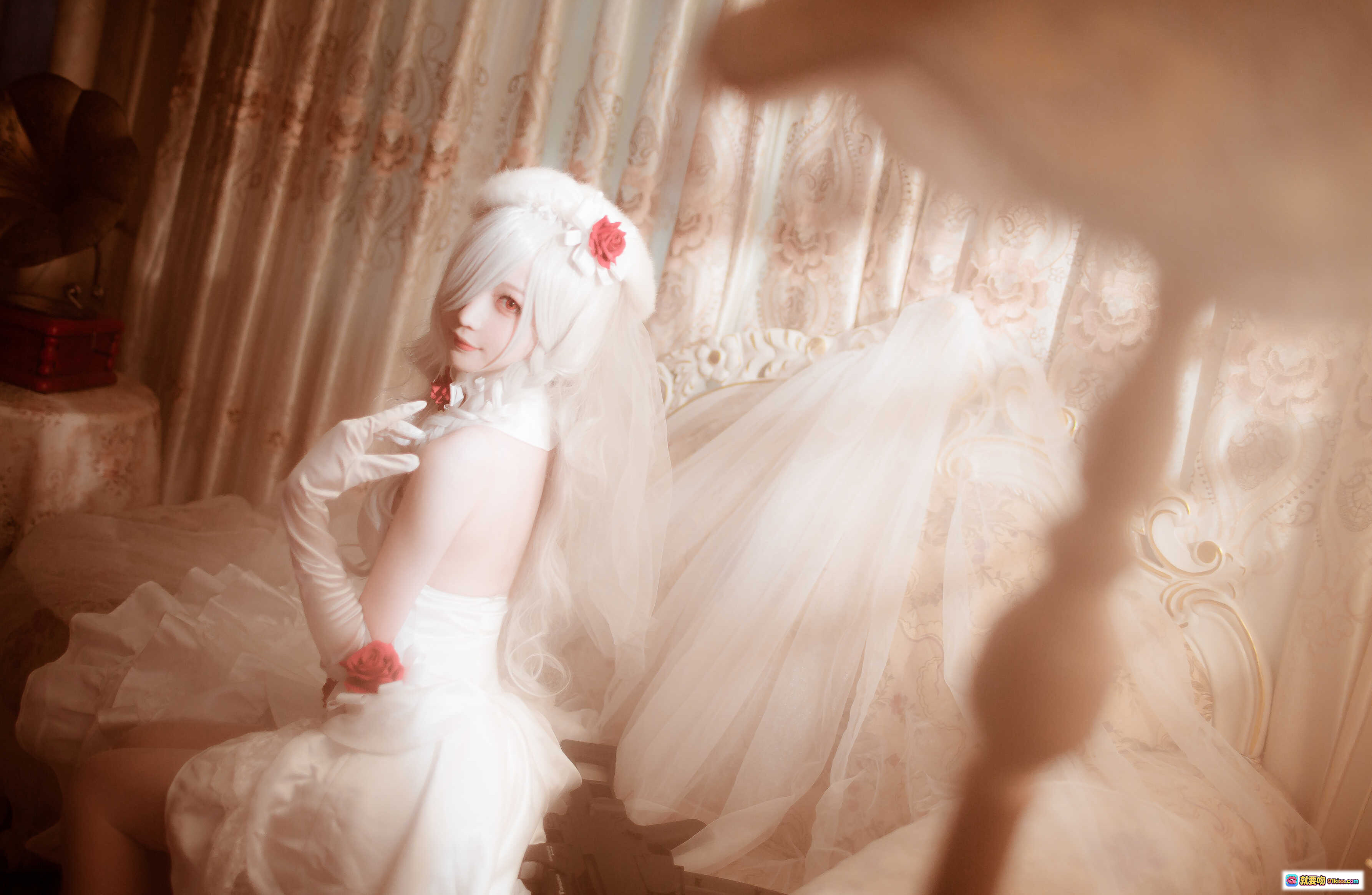 南宫NO.003 G36C 白发红花新娘装 cosplay写真 柔光蕾丝窗帘梦幻场景 精致妆容长裙礼服 优雅坐姿氛围感大片 - 就要吻