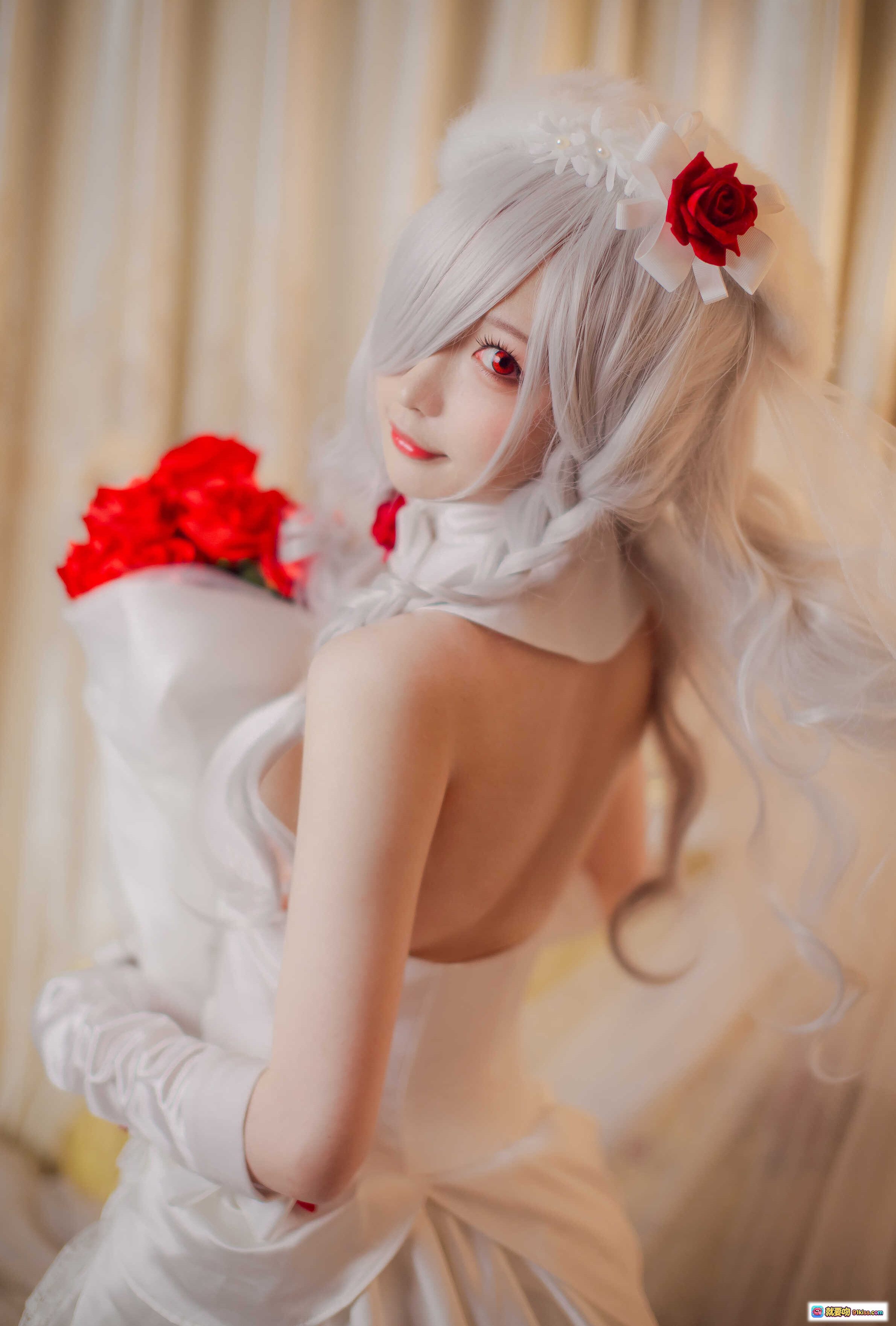 图片[8] - 南宫NO.003 G36C 白发红花新娘装 cosplay写真 柔光蕾丝窗帘梦幻场景 精致妆容长裙礼服 优雅坐姿氛围感大片 - 就要吻