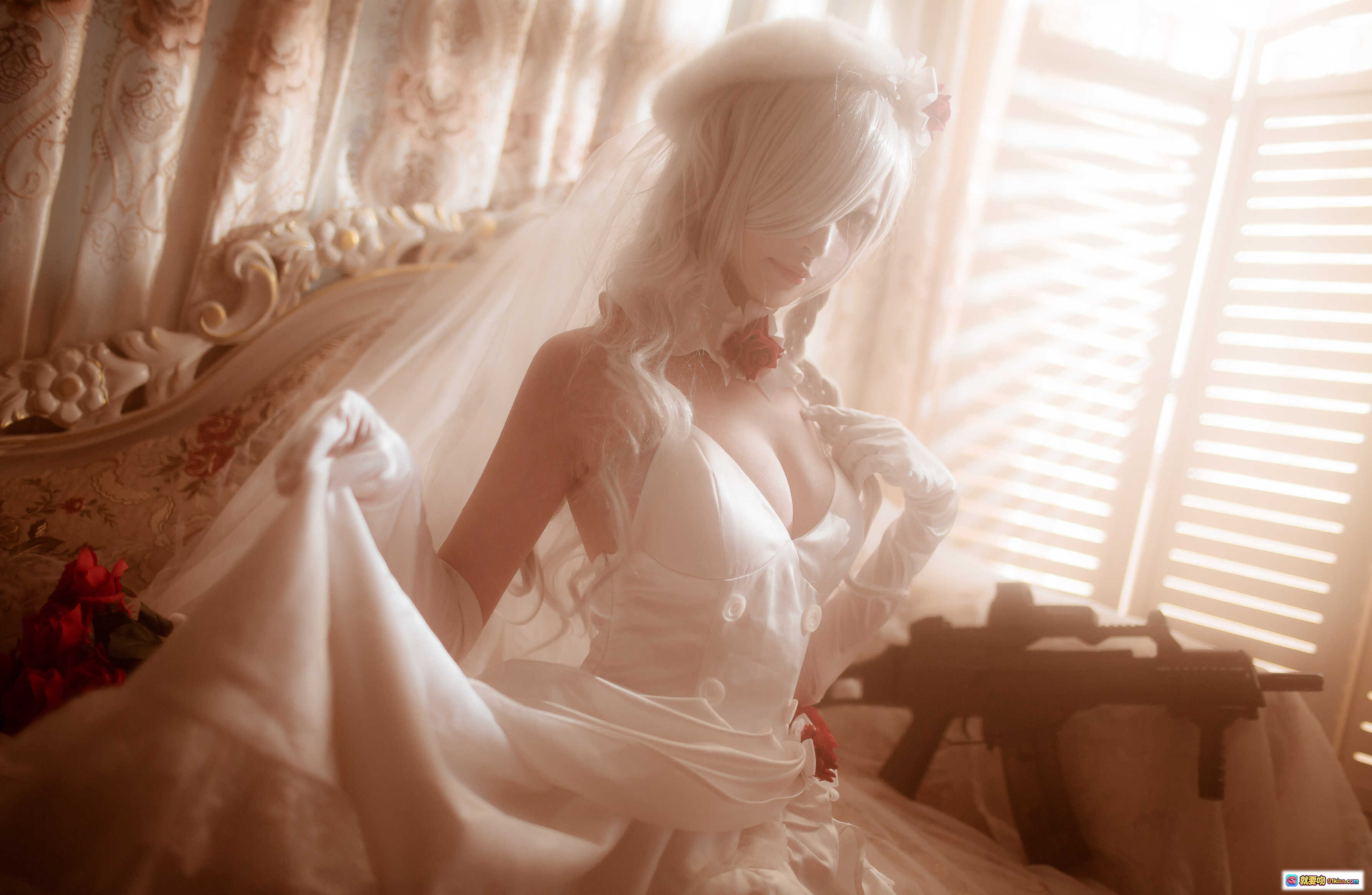 图片[7] - 南宫NO.003 G36C 白发红花新娘装 cosplay写真 柔光蕾丝窗帘梦幻场景 精致妆容长裙礼服 优雅坐姿氛围感大片 - 就要吻