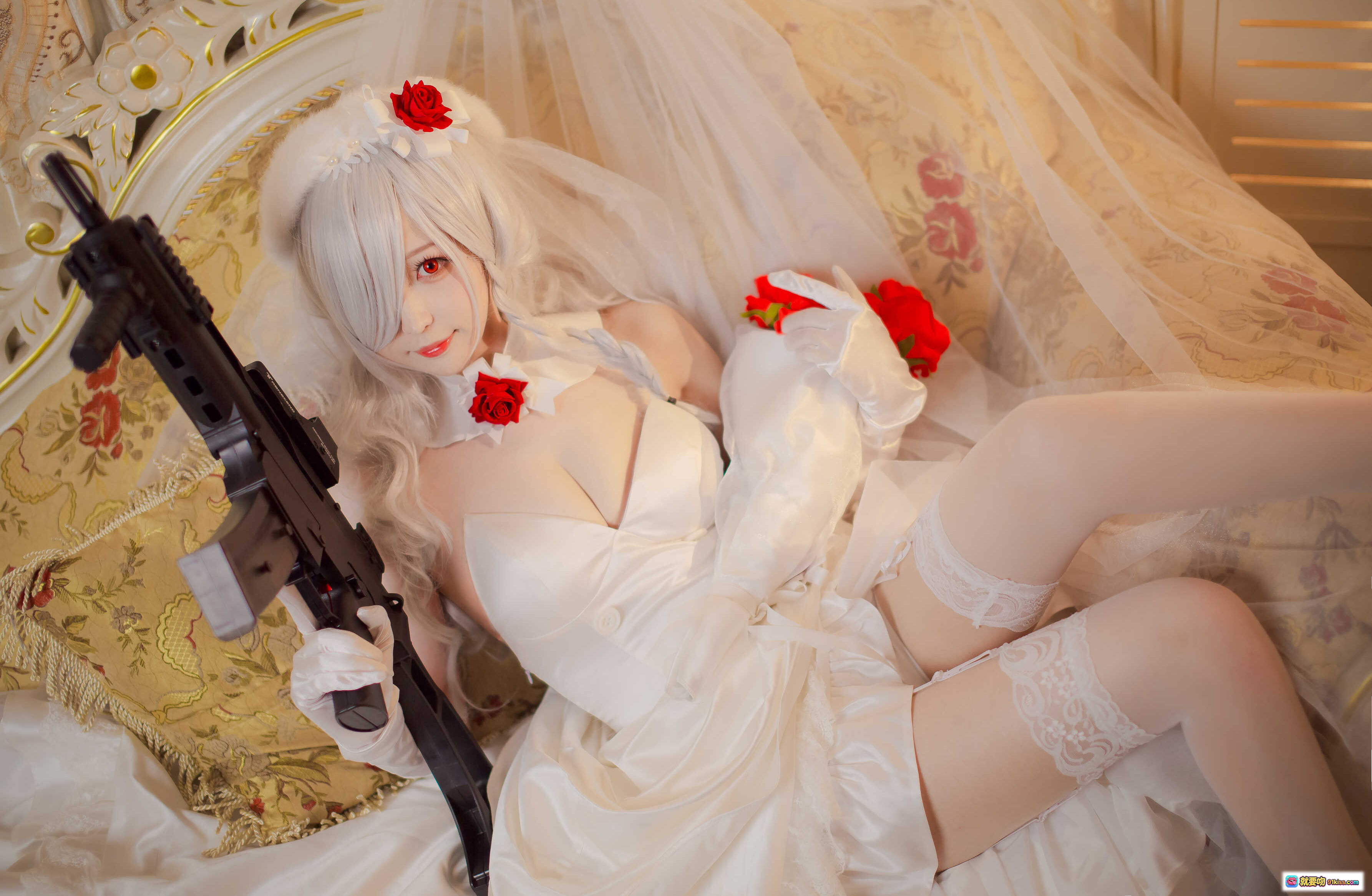 图片[3] - 南宫NO.003 G36C 白发红花新娘装 cosplay写真 柔光蕾丝窗帘梦幻场景 精致妆容长裙礼服 优雅坐姿氛围感大片 - 就要吻