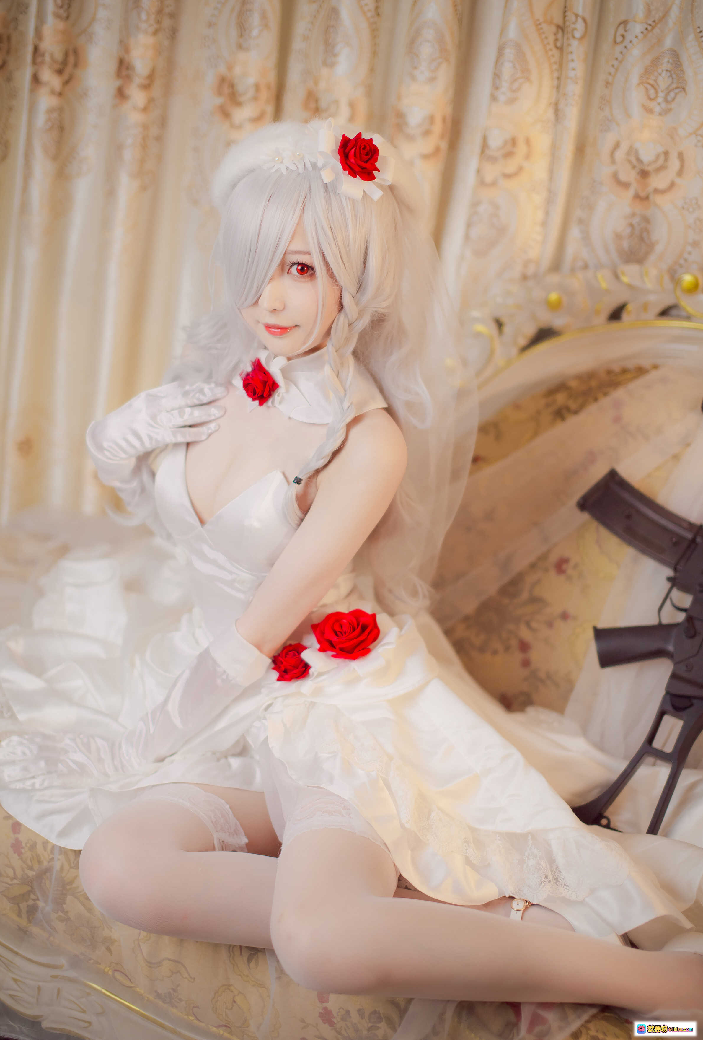 图片[9] - 南宫NO.003 G36C 白发红花新娘装 cosplay写真 柔光蕾丝窗帘梦幻场景 精致妆容长裙礼服 优雅坐姿氛围感大片 - 就要吻