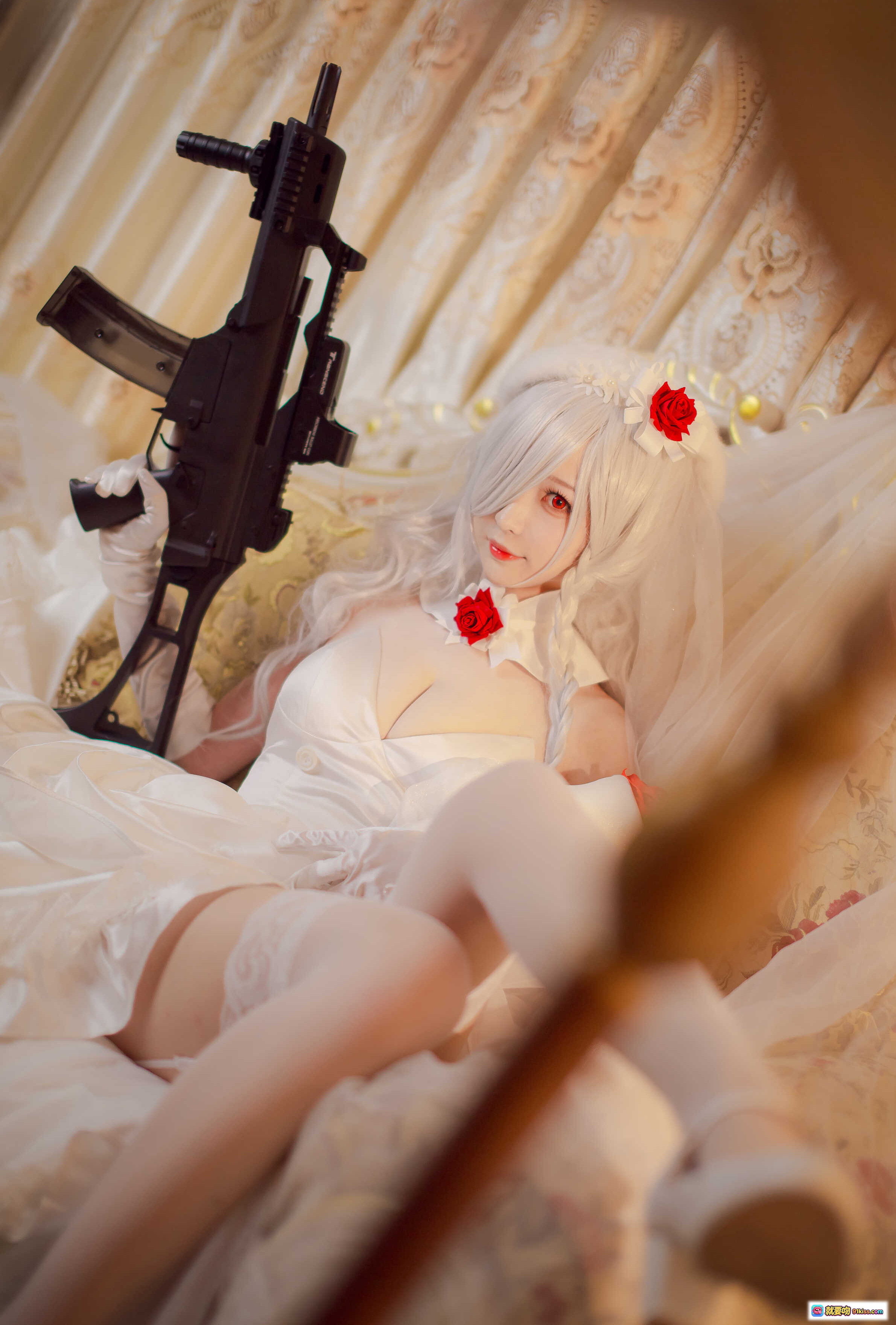 图片[2] - 南宫NO.003 G36C 白发红花新娘装 cosplay写真 柔光蕾丝窗帘梦幻场景 精致妆容长裙礼服 优雅坐姿氛围感大片 - 就要吻