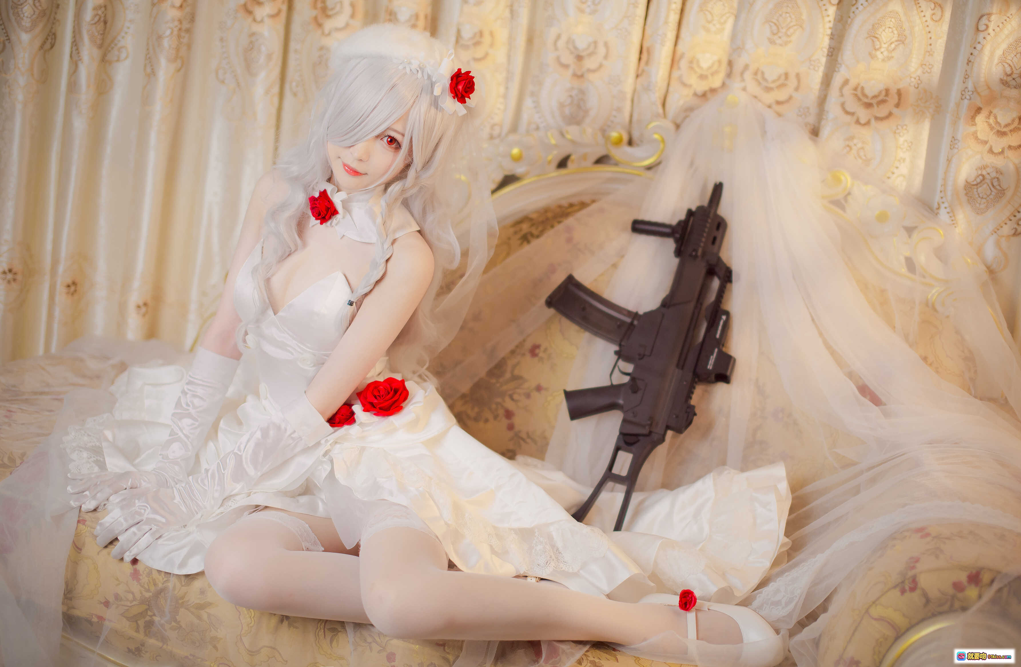 图片[4] - 南宫NO.003 G36C 白发红花新娘装 cosplay写真 柔光蕾丝窗帘梦幻场景 精致妆容长裙礼服 优雅坐姿氛围感大片 - 就要吻