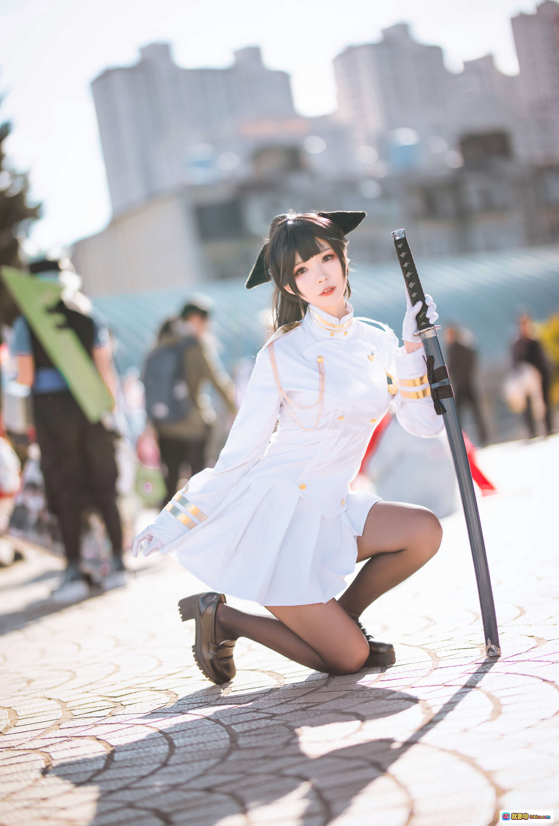 图片[1] - 碧蓝航线高雄cosplay 白色制服猫耳少女持刀跪姿 户外阳光写真 北之北VOL.05 高清9P美图 - 就要吻