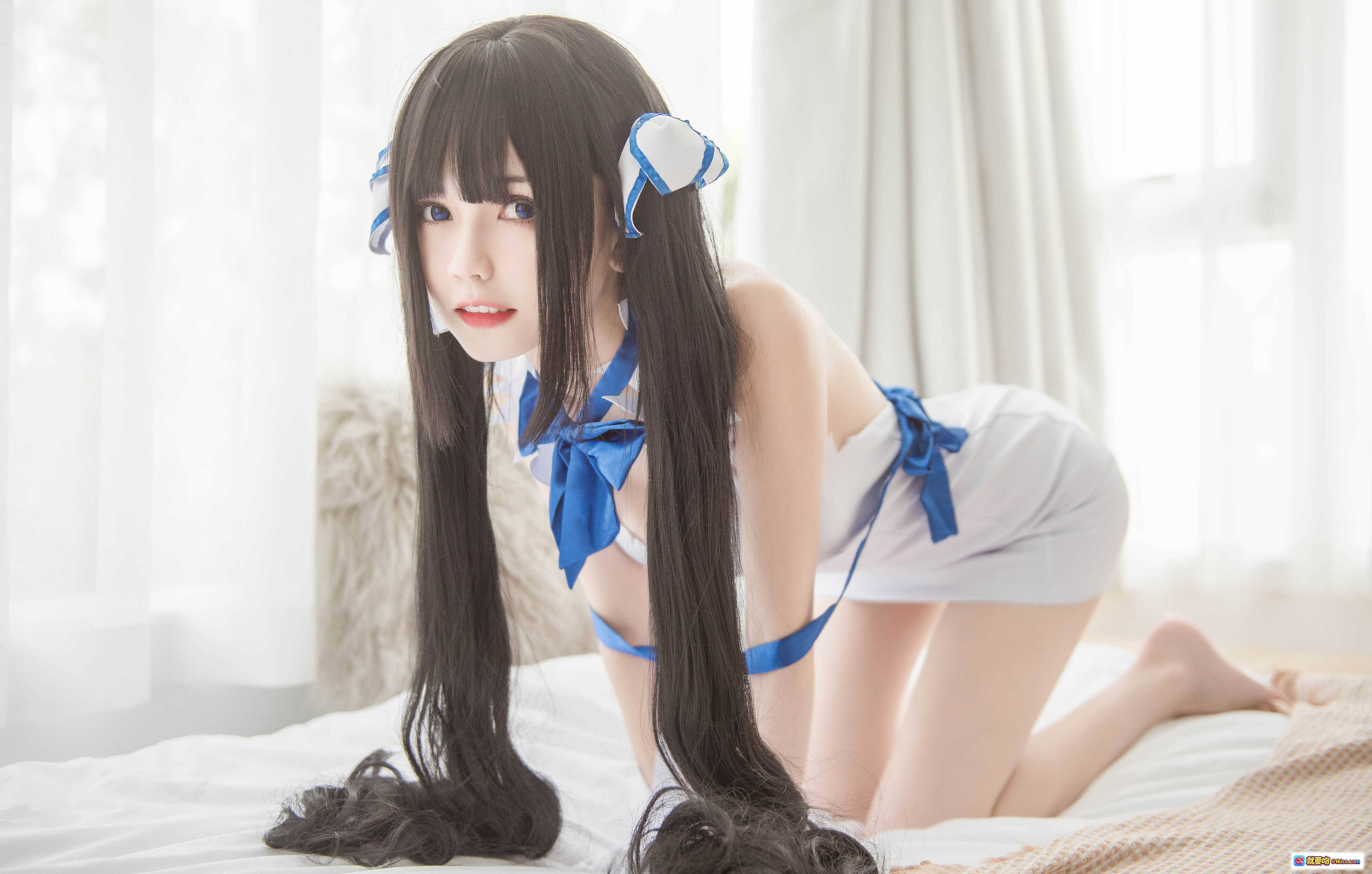 图片[3] - 赫斯缇亚cosplay写真 | 白蓝制服少女 | 长发侧颜美图 | 床上优雅姿势 | 你的负卿NO.025高清图集 - 就要吻