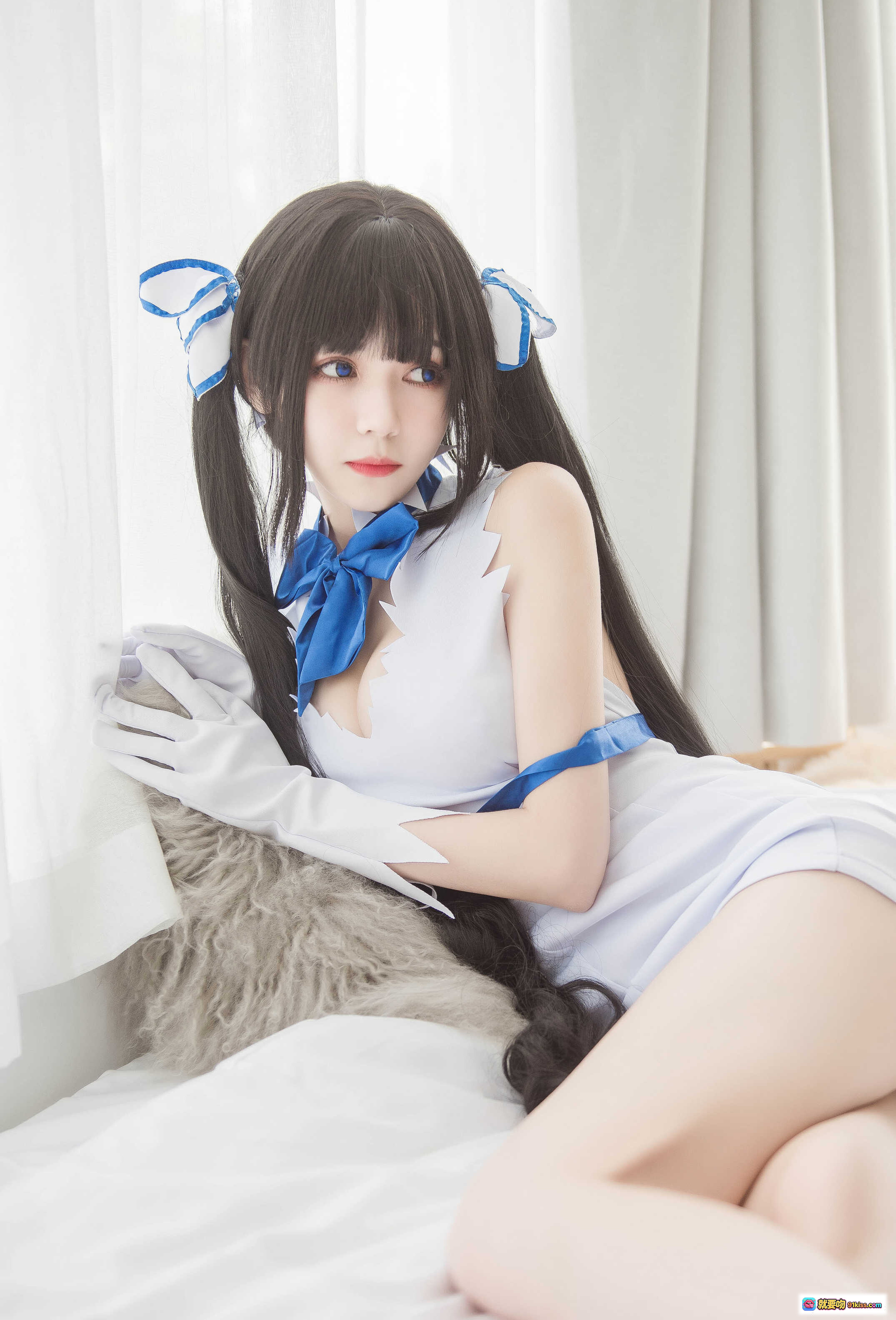 图片[8] - 赫斯缇亚cosplay写真 | 白蓝制服少女 | 长发侧颜美图 | 床上优雅姿势 | 你的负卿NO.025高清图集 - 就要吻
