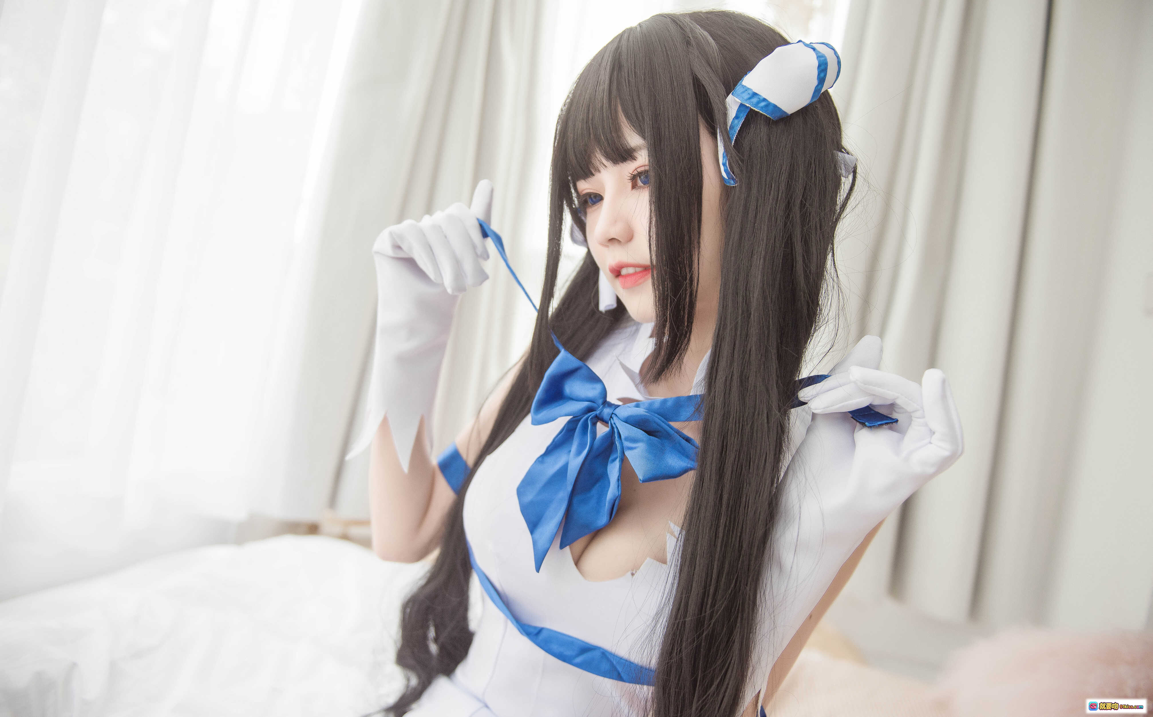 图片[2] - 赫斯缇亚cosplay写真 | 白蓝制服少女 | 长发侧颜美图 | 床上优雅姿势 | 你的负卿NO.025高清图集 - 就要吻