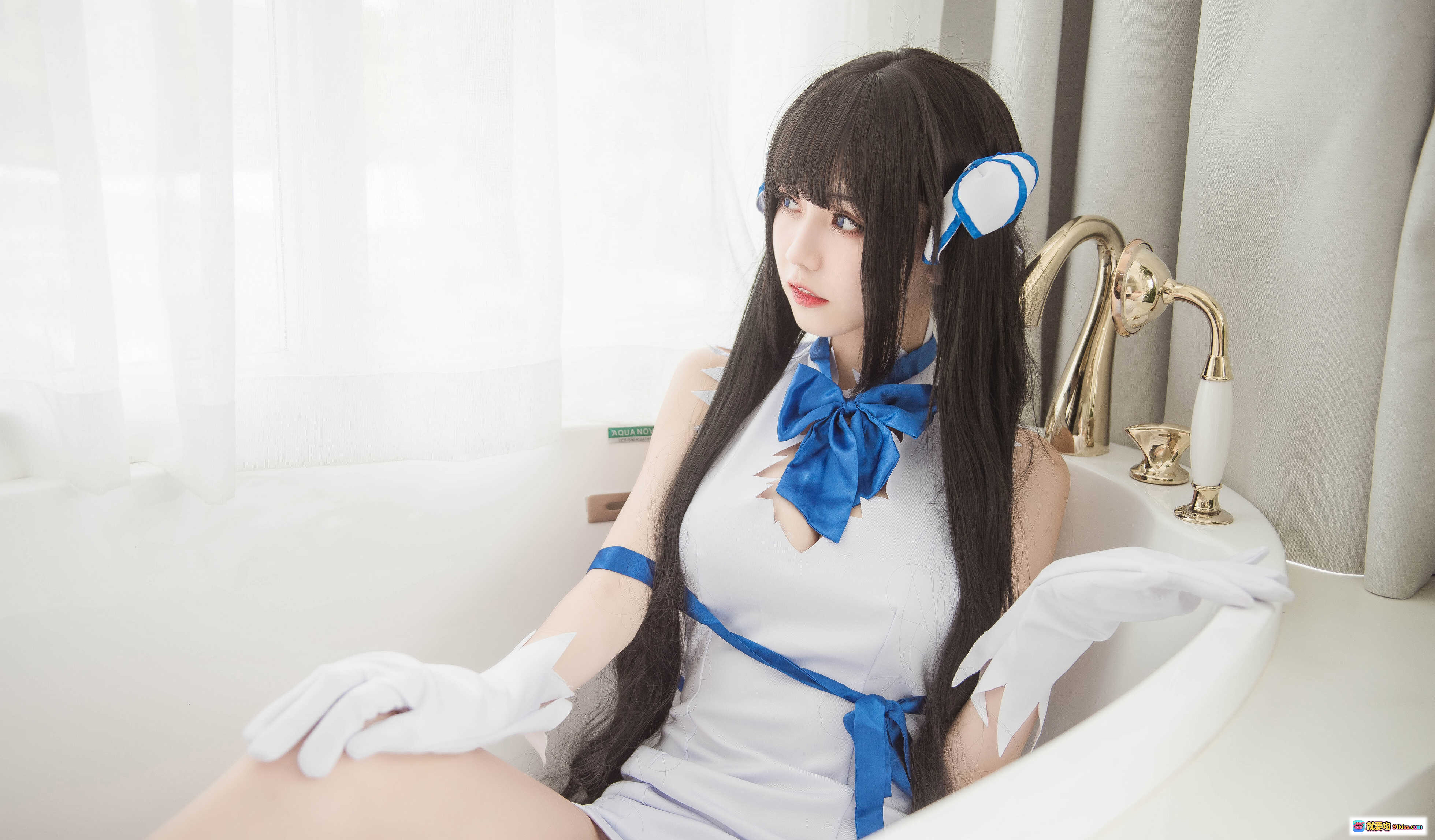 图片[4] - 赫斯缇亚cosplay写真 | 白蓝制服少女 | 长发侧颜美图 | 床上优雅姿势 | 你的负卿NO.025高清图集 - 就要吻