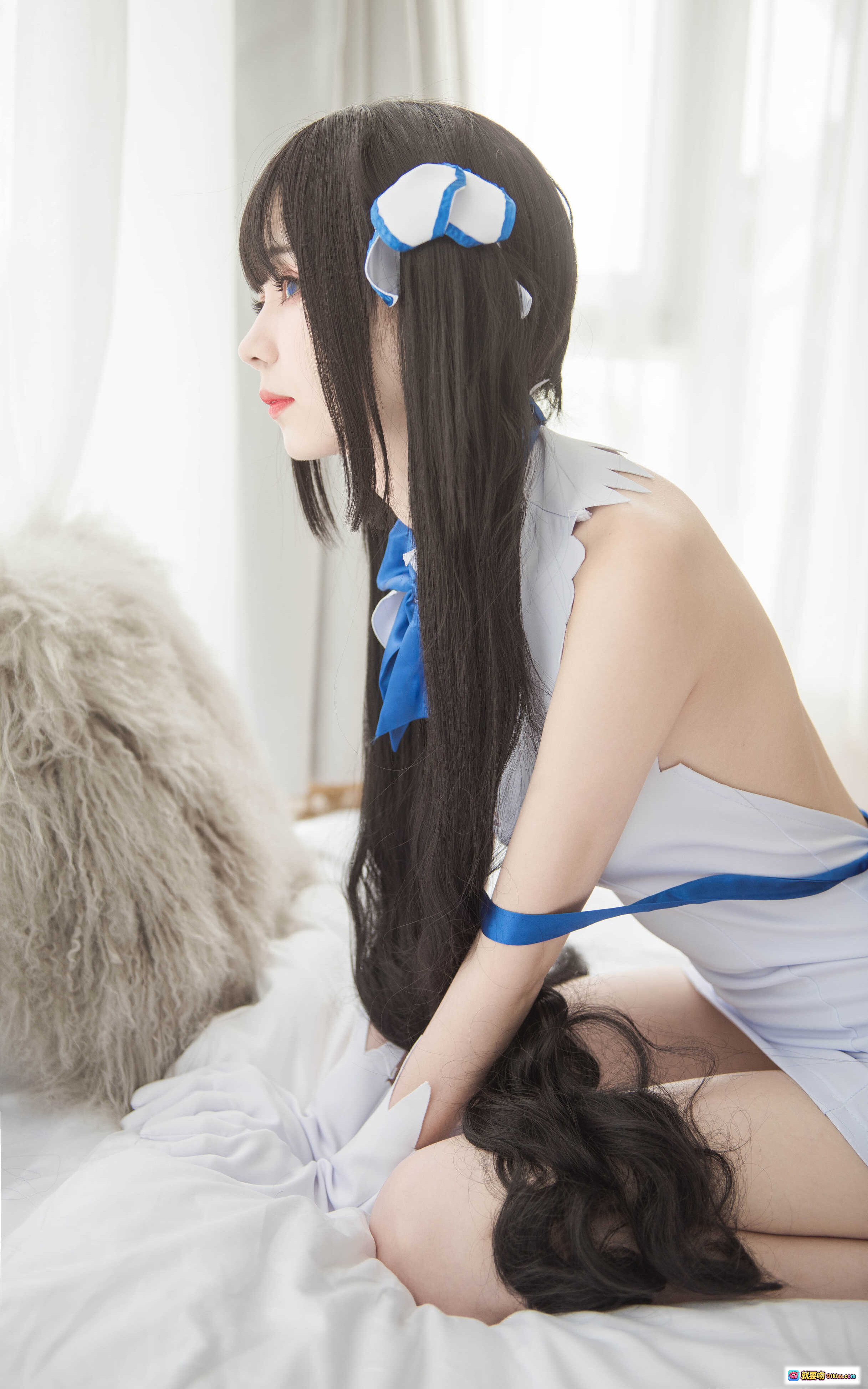 图片[1] - 赫斯缇亚cosplay写真 | 白蓝制服少女 | 长发侧颜美图 | 床上优雅姿势 | 你的负卿NO.025高清图集 - 就要吻