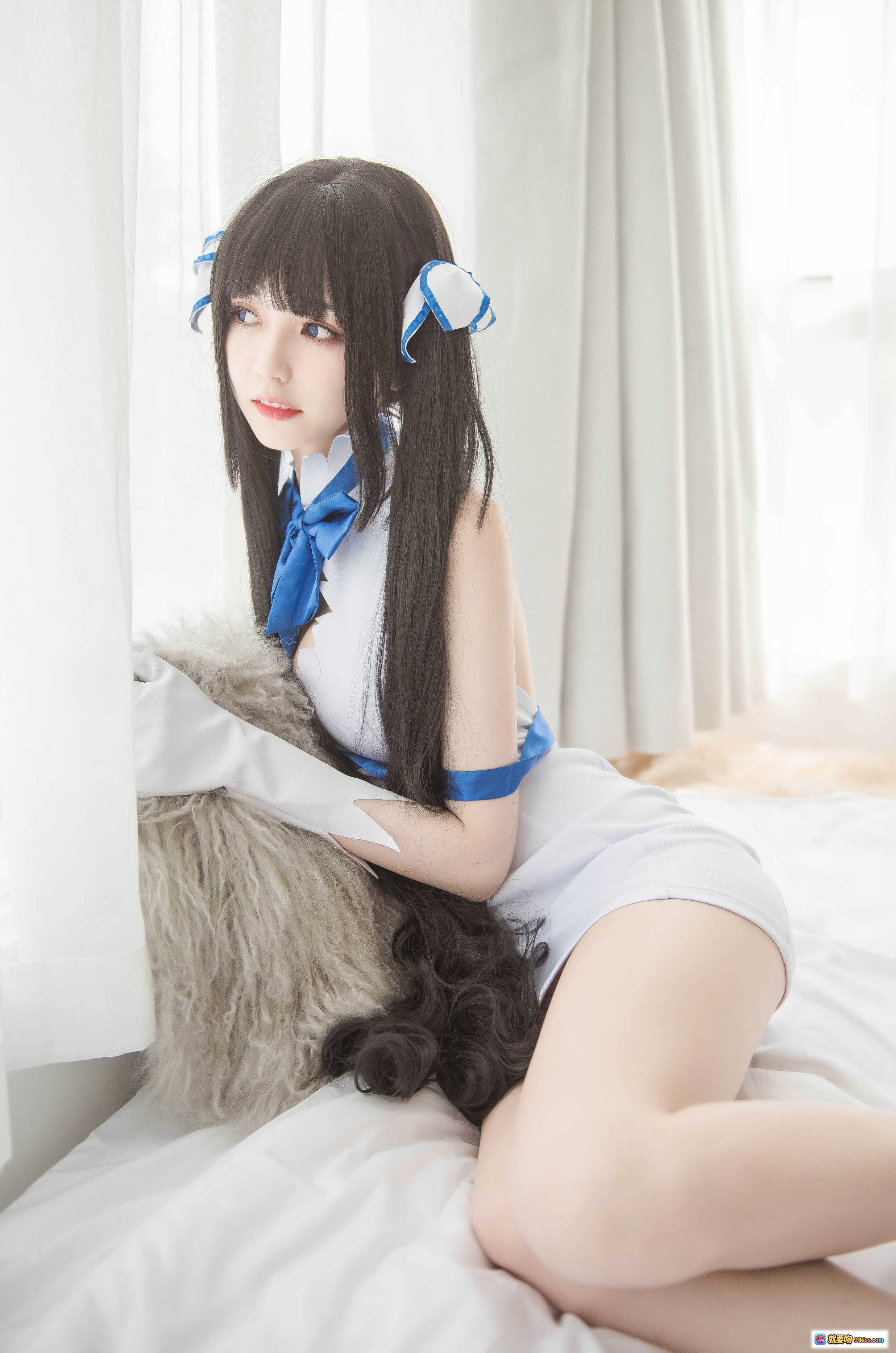 图片[10] - 赫斯缇亚cosplay写真 | 白蓝制服少女 | 长发侧颜美图 | 床上优雅姿势 | 你的负卿NO.025高清图集 - 就要吻