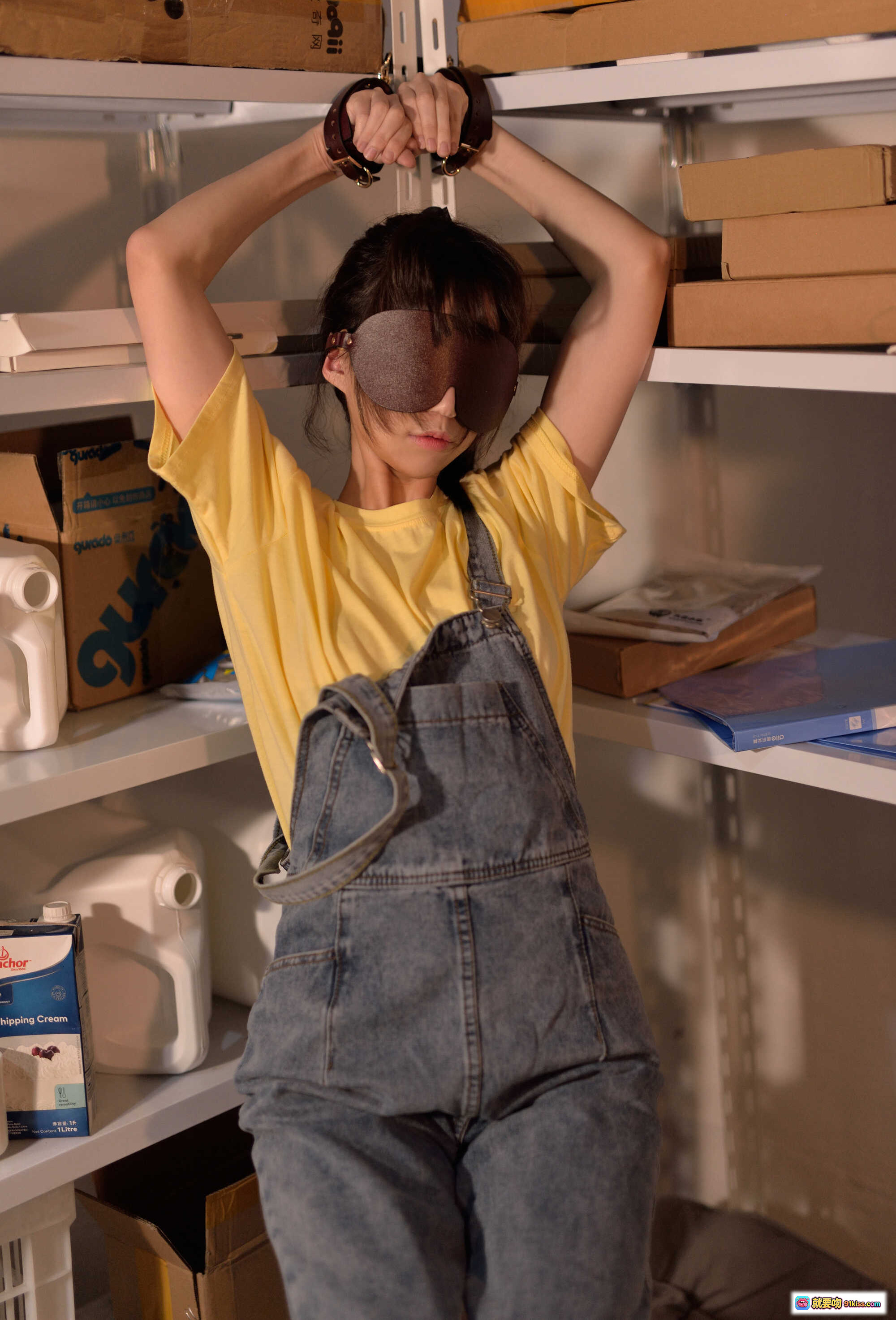 图片[2] - Nagesa魔物喵 VOL.10 物置女子大生 黄色T恤牛仔背带裤 盲fold姿势 仓库场景 122P高清写真集 - 就要吻