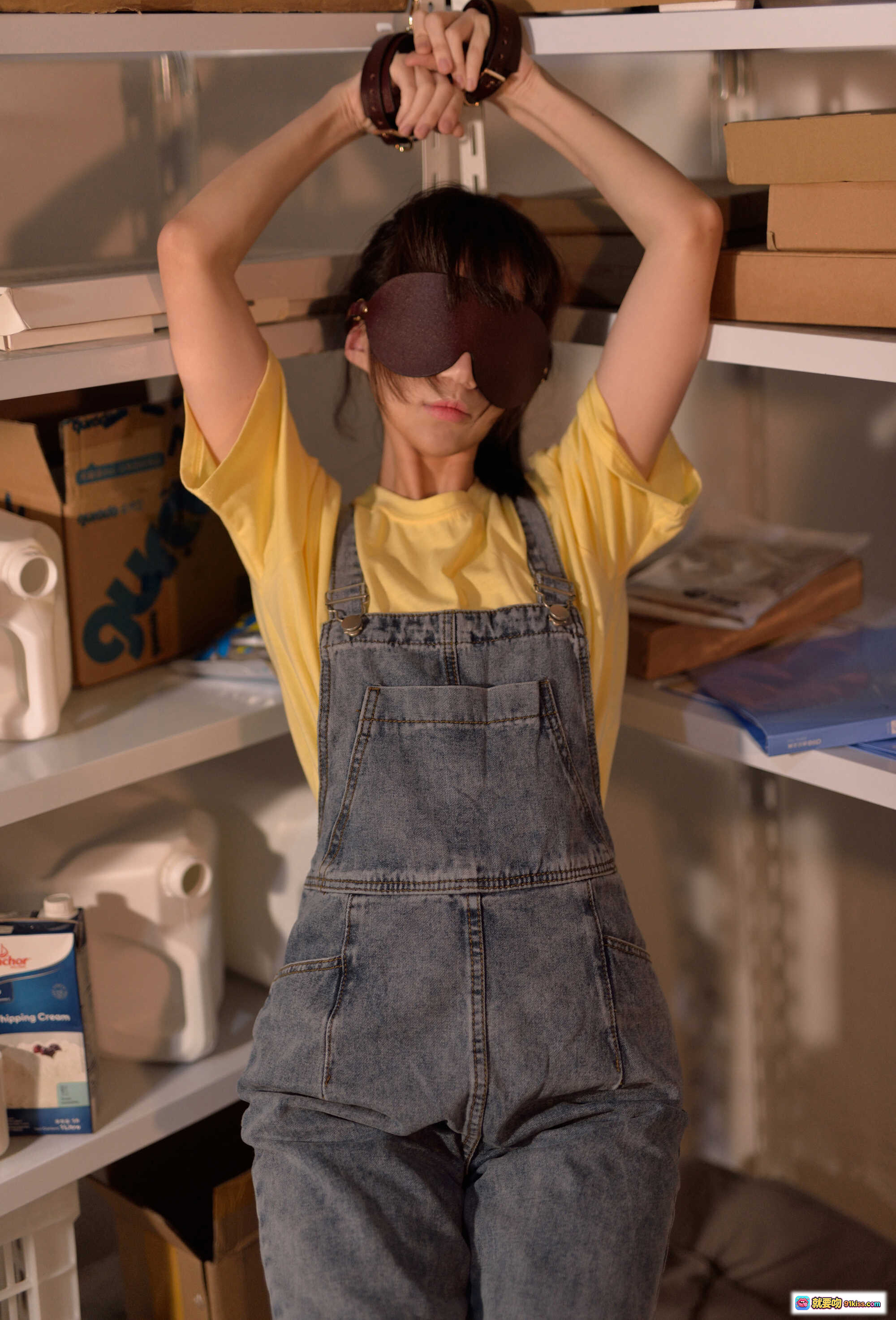 图片[1] - Nagesa魔物喵 VOL.10 物置女子大生 黄色T恤牛仔背带裤 盲fold姿势 仓库场景 122P高清写真集 - 就要吻