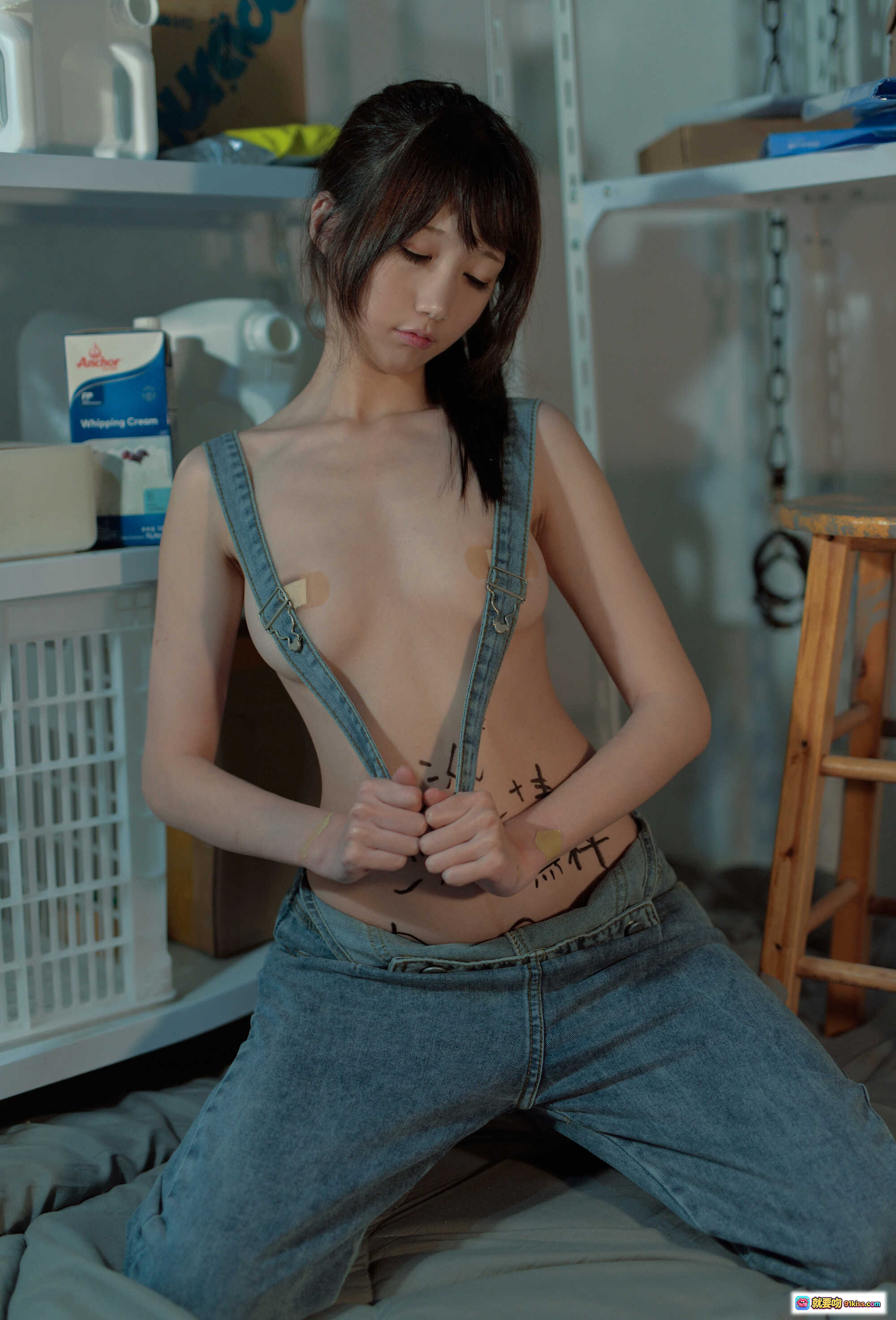 图片[10] - Nagesa魔物喵 VOL.10 物置女子大生 黄色T恤牛仔背带裤 盲fold姿势 仓库场景 122P高清写真集 - 就要吻