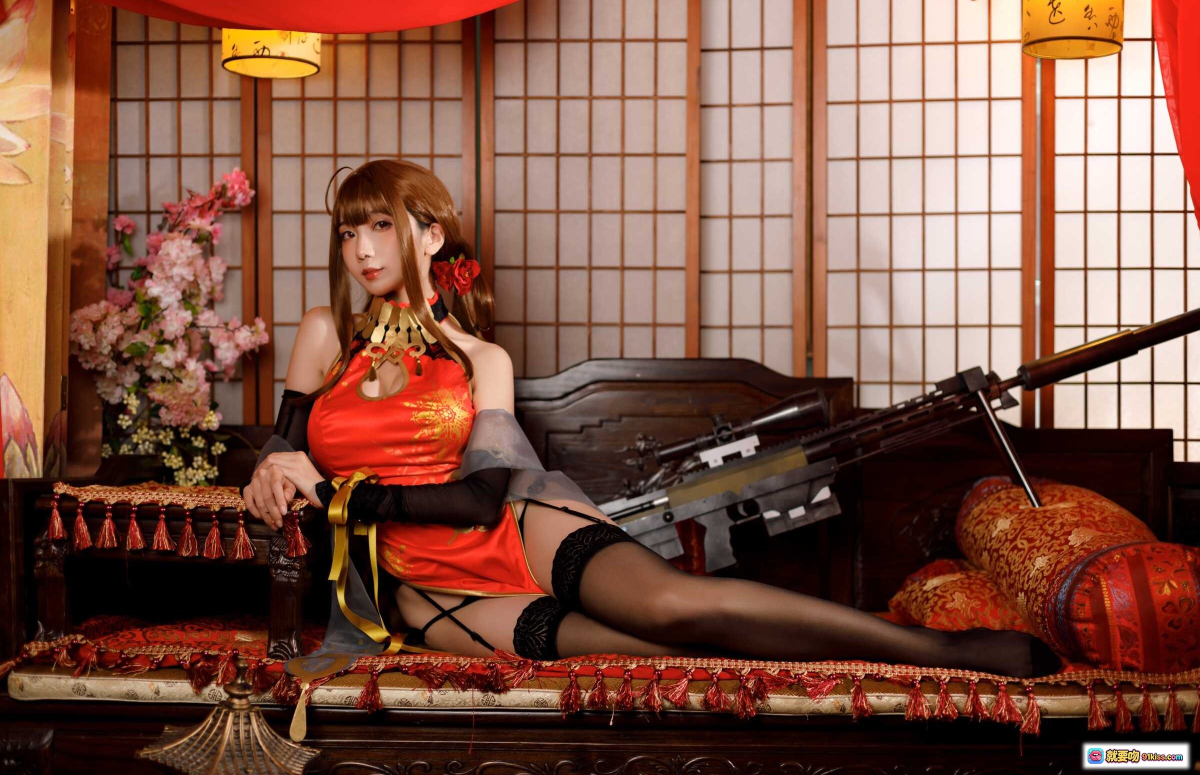 图片[10] - 迷失人形NO.007少女前线cos写真｜黑裙高跟美腿性感坐姿｜红幕光影氛围感大片 - 就要吻