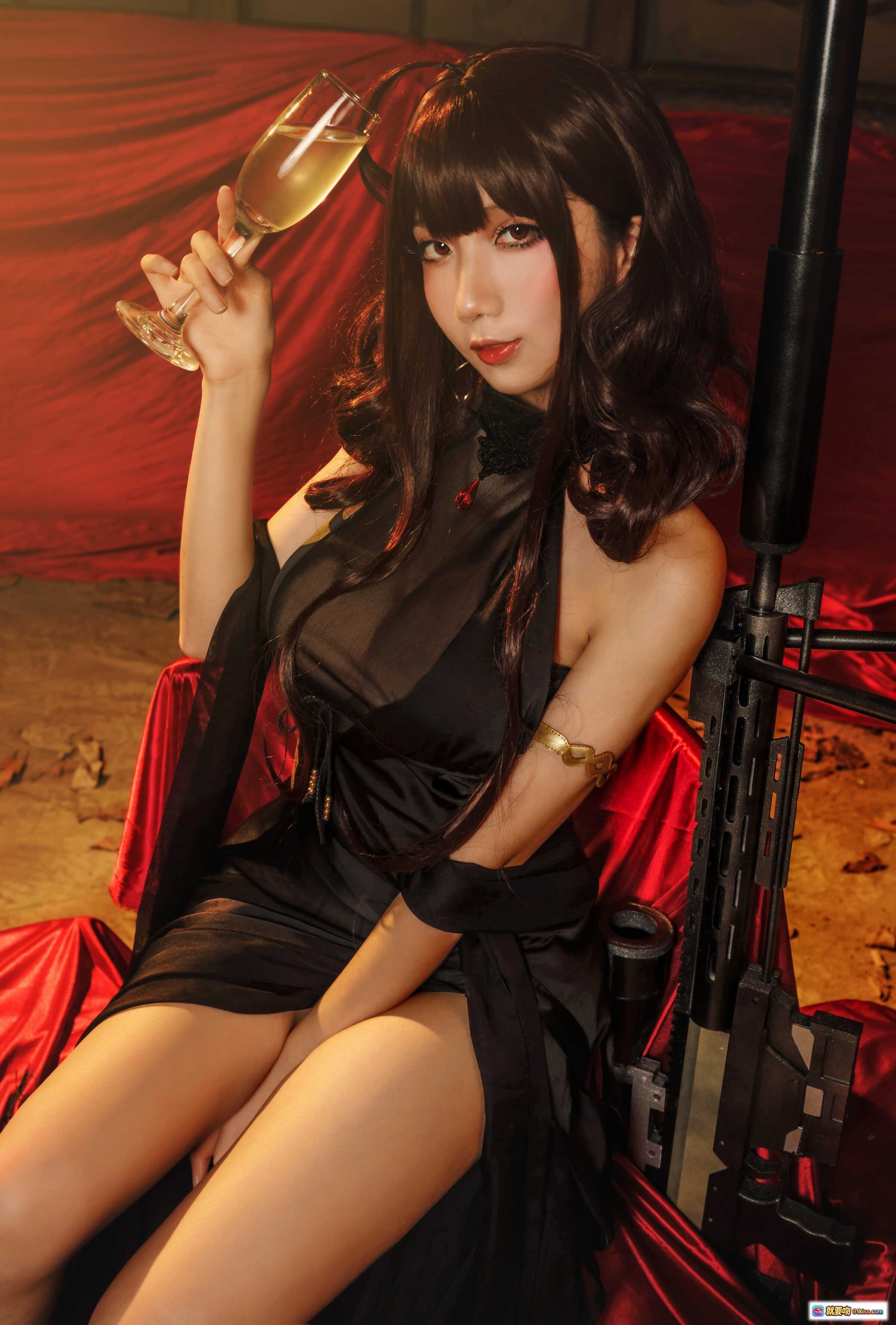 图片[2] - 迷失人形NO.007少女前线cos写真｜黑裙高跟美腿性感坐姿｜红幕光影氛围感大片 - 就要吻