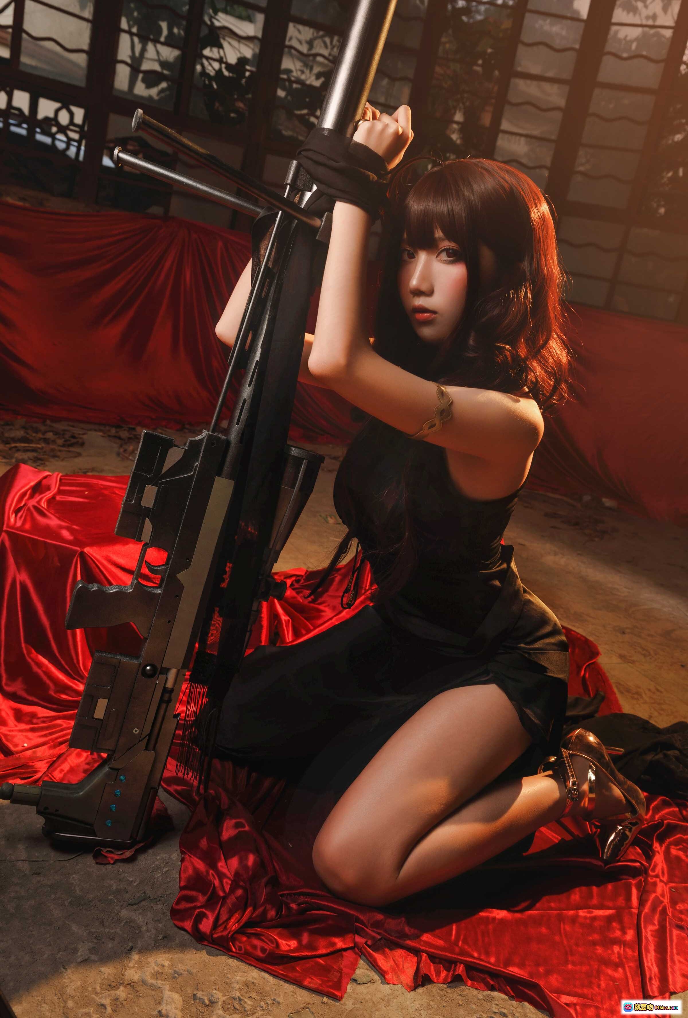 图片[7] - 迷失人形NO.007少女前线cos写真｜黑裙高跟美腿性感坐姿｜红幕光影氛围感大片 - 就要吻