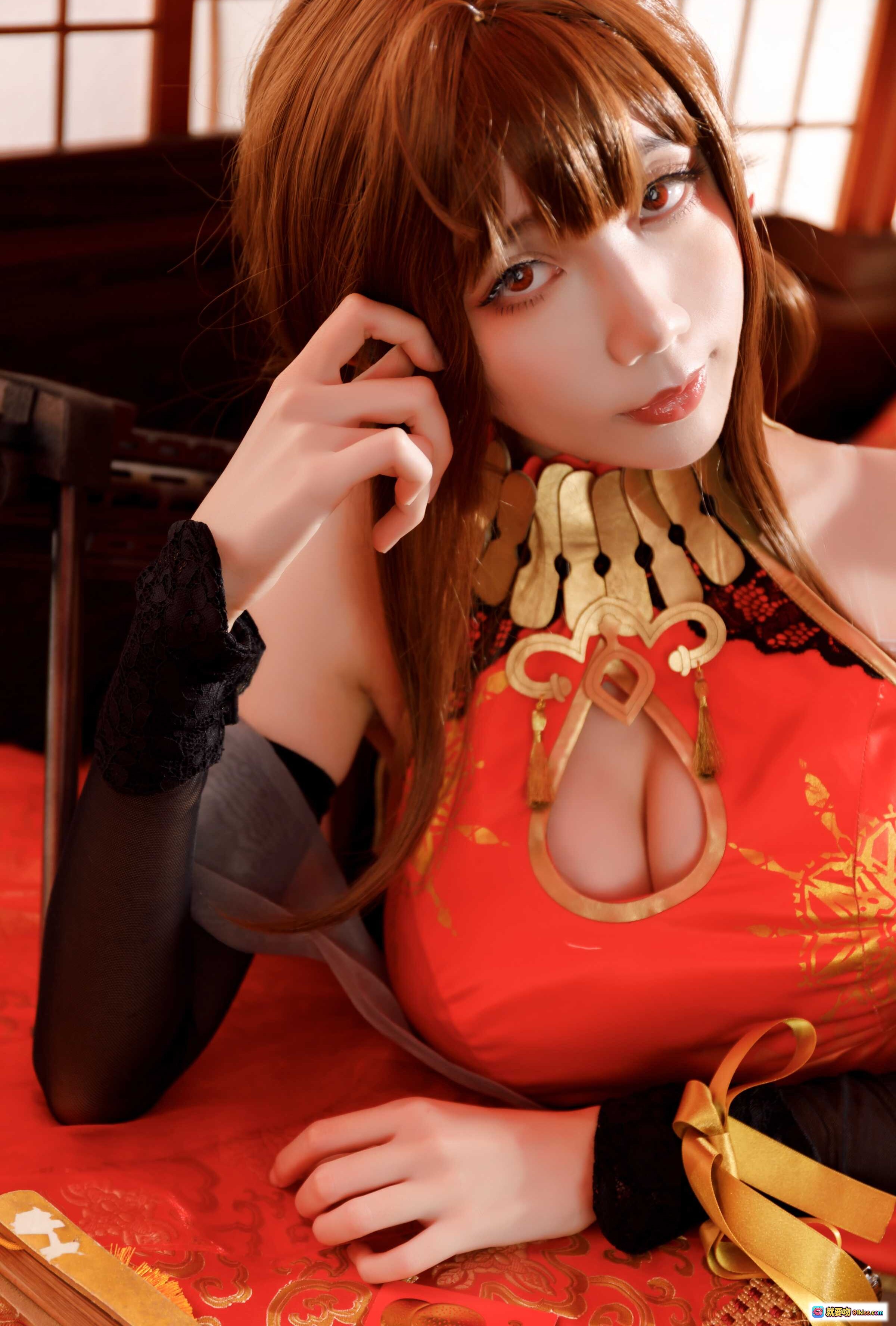 图片[3] - 迷失人形NO.007少女前线cos写真｜黑裙高跟美腿性感坐姿｜红幕光影氛围感大片 - 就要吻