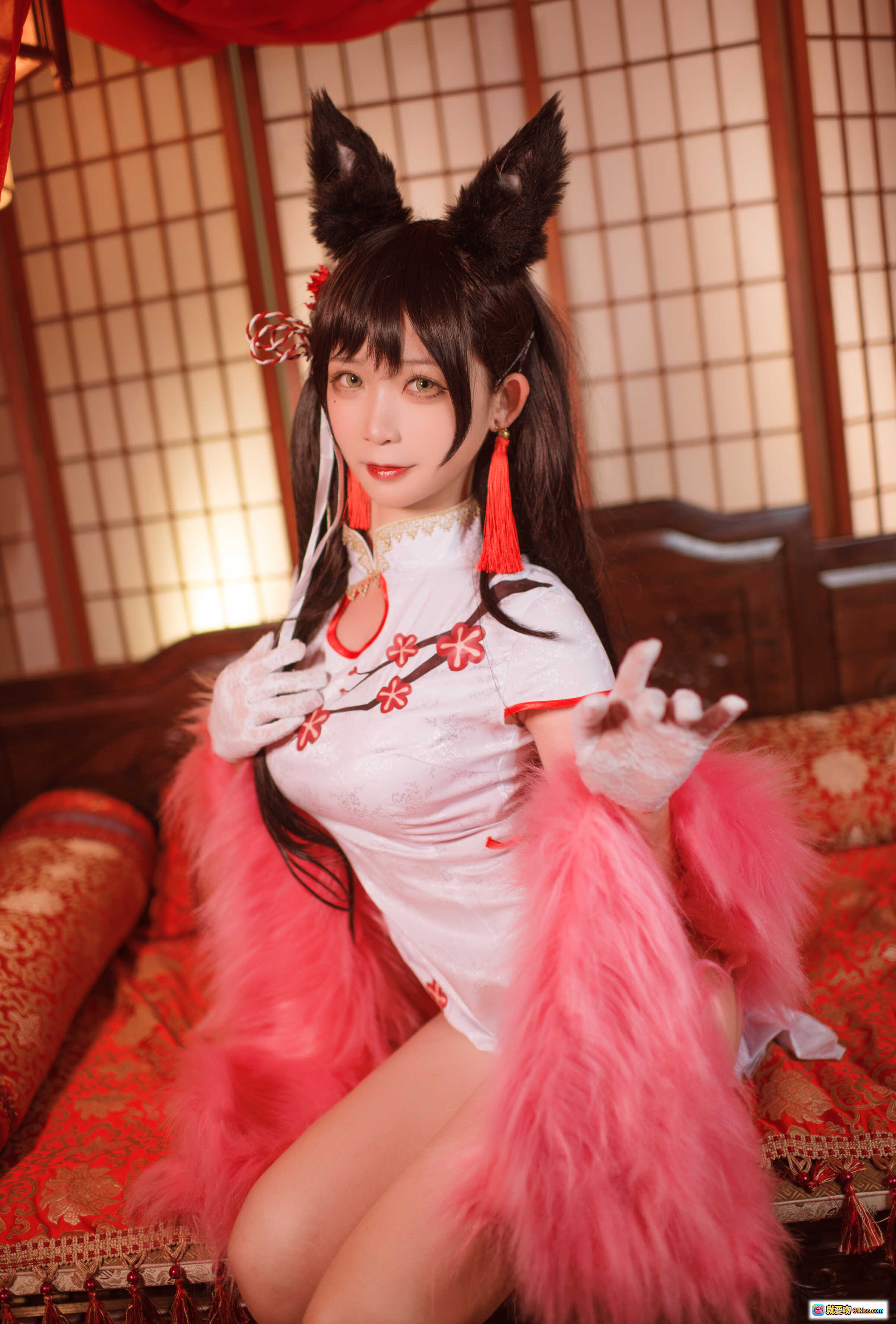 图片[6] - 樱落酱NO.005爱宕新春旗袍写真｜白底红花旗袍+粉色毛绒披肩+猫耳发饰+日式和风场景 - 就要吻