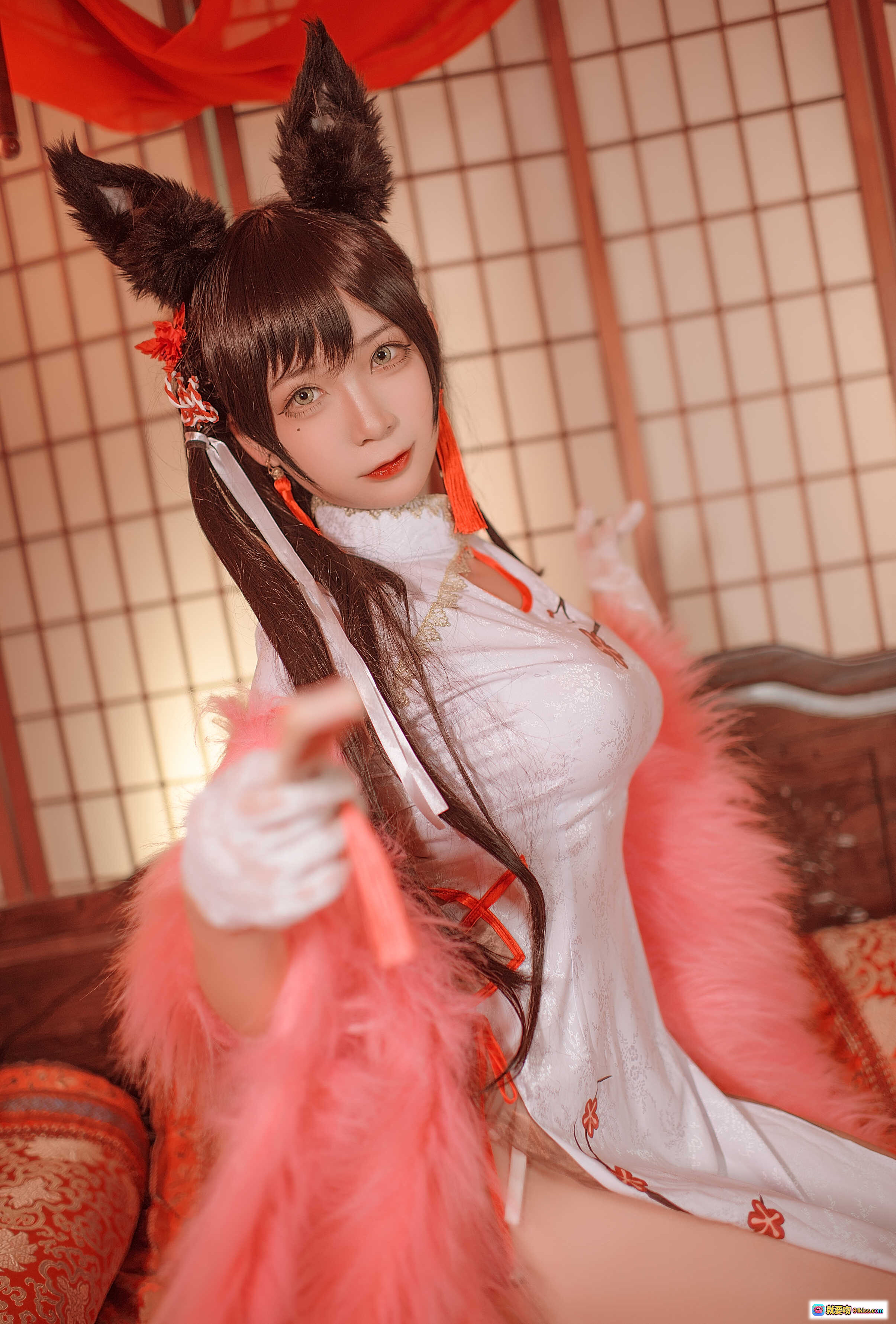 图片[3] - 樱落酱NO.005爱宕新春旗袍写真｜白底红花旗袍+粉色毛绒披肩+猫耳发饰+日式和风场景 - 就要吻
