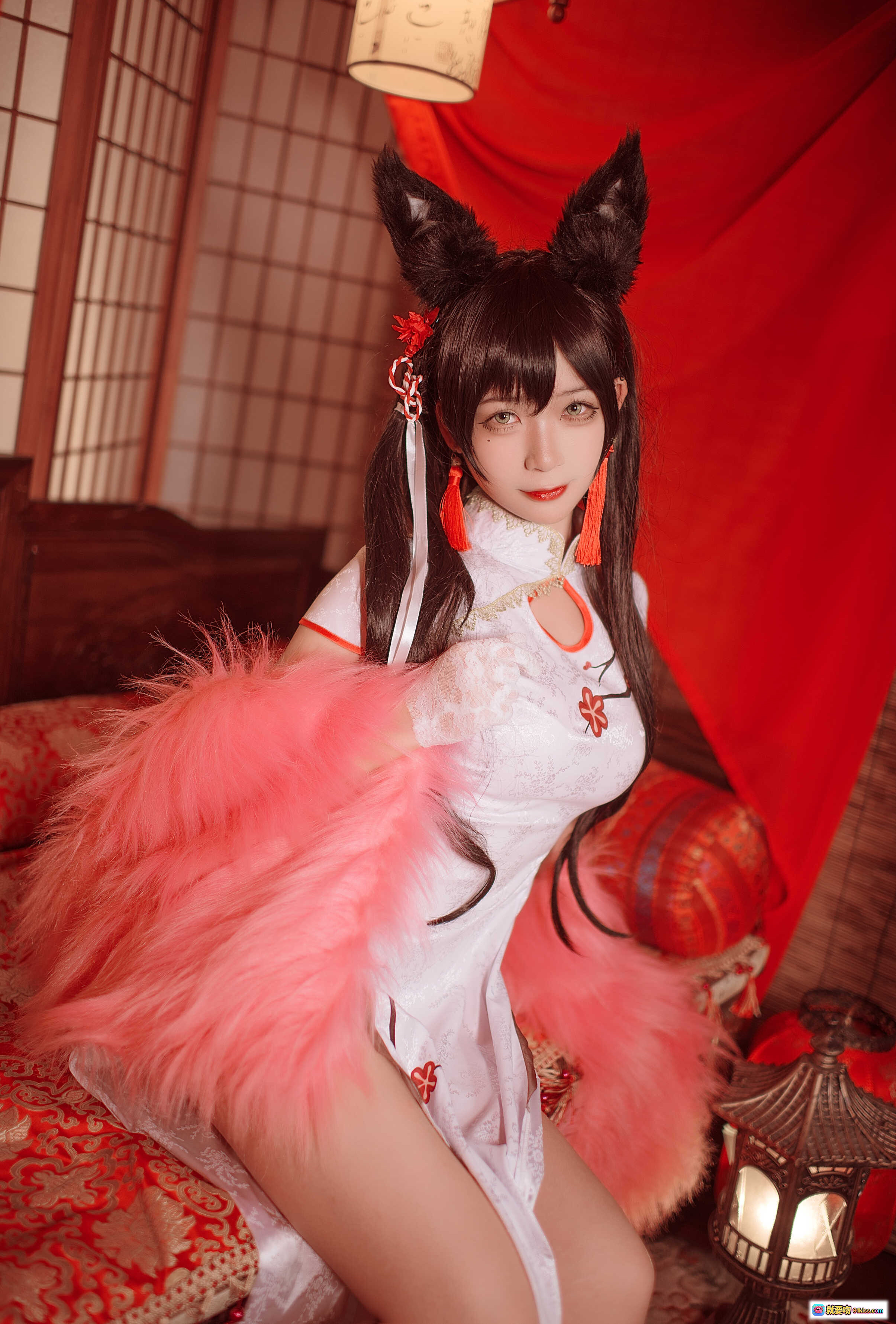 图片[5] - 樱落酱NO.005爱宕新春旗袍写真｜白底红花旗袍+粉色毛绒披肩+猫耳发饰+日式和风场景 - 就要吻