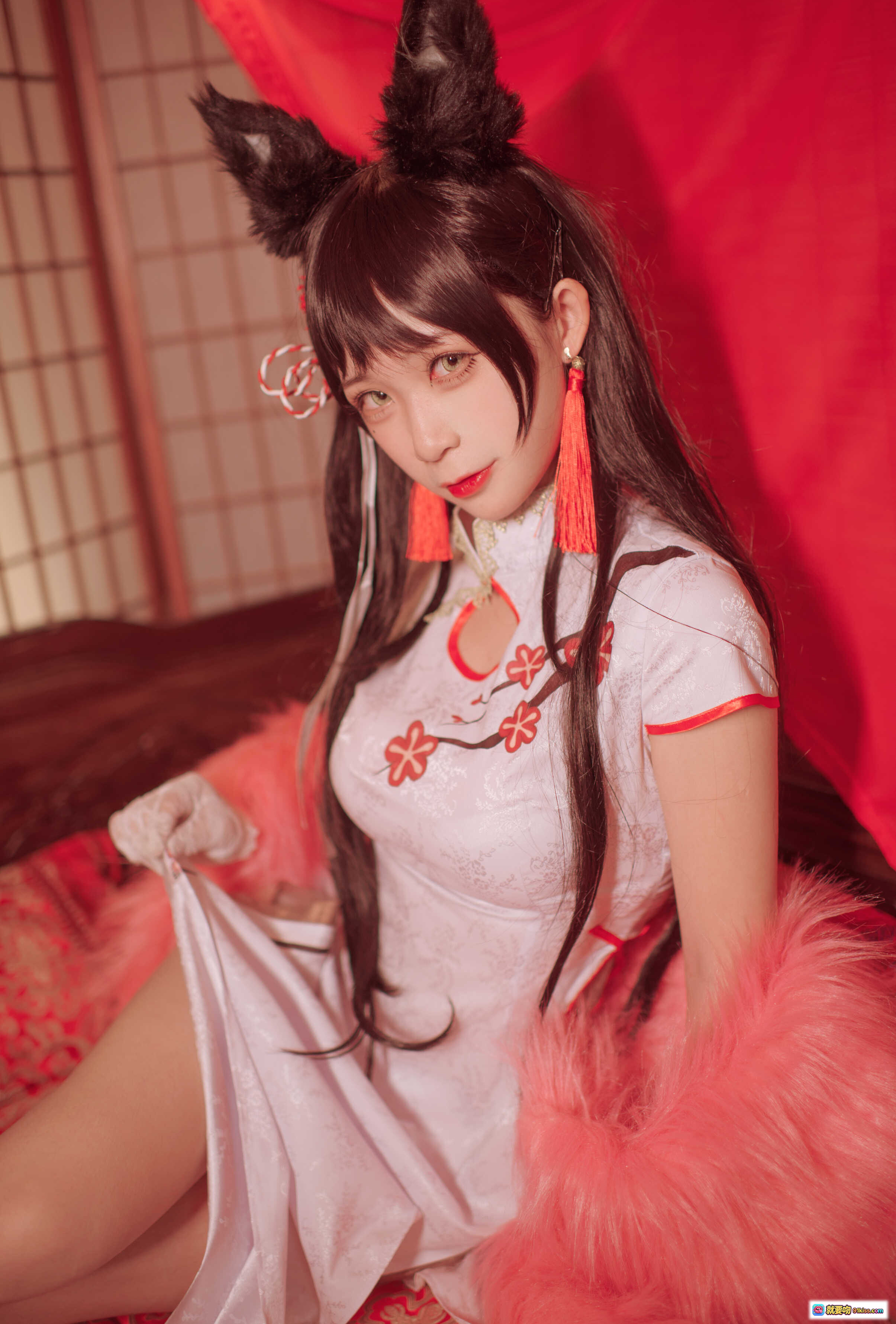 图片[9] - 樱落酱NO.005爱宕新春旗袍写真｜白底红花旗袍+粉色毛绒披肩+猫耳发饰+日式和风场景 - 就要吻